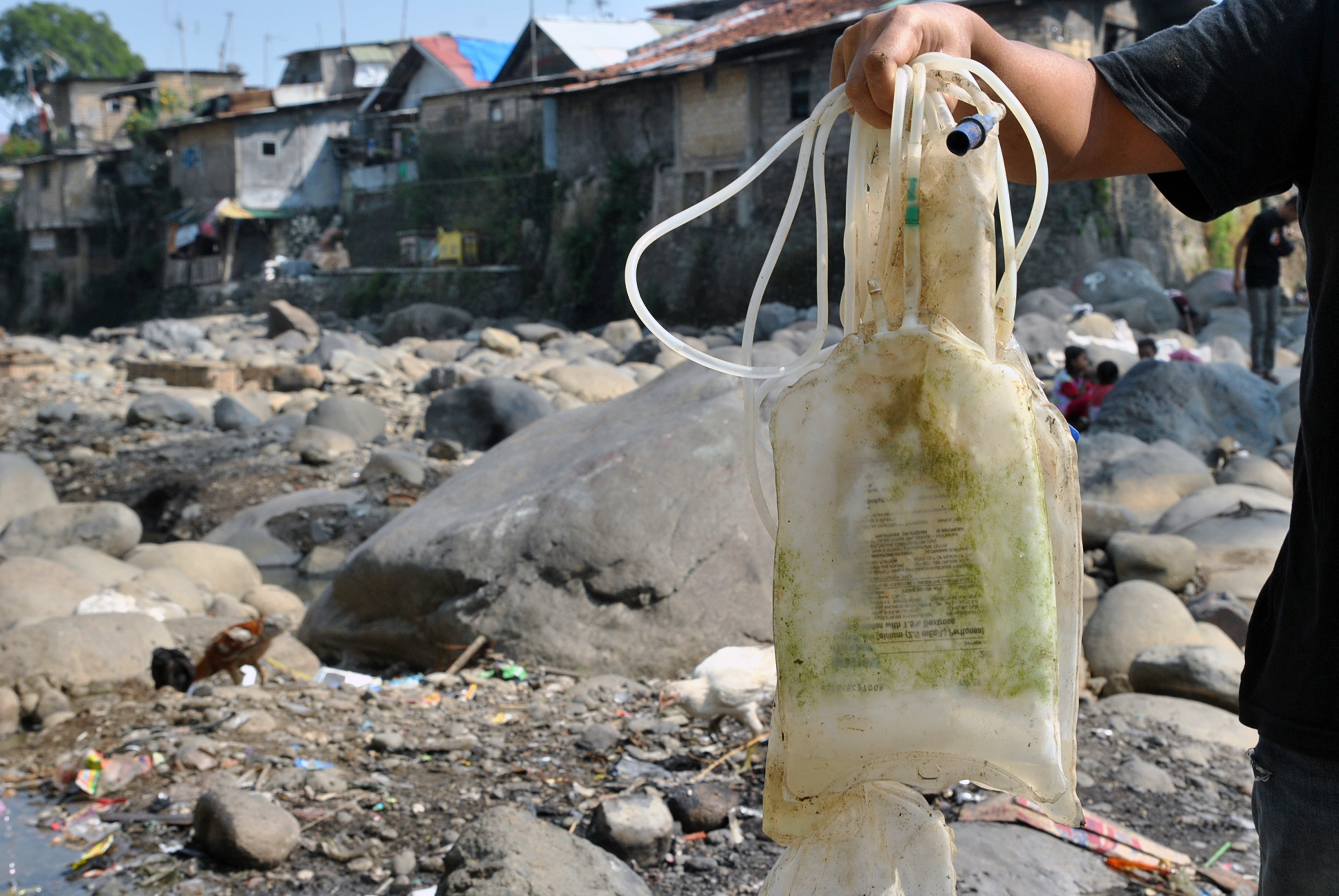Ilustrasi limbah medis yang ditemukan di Sungai Ciliwung.