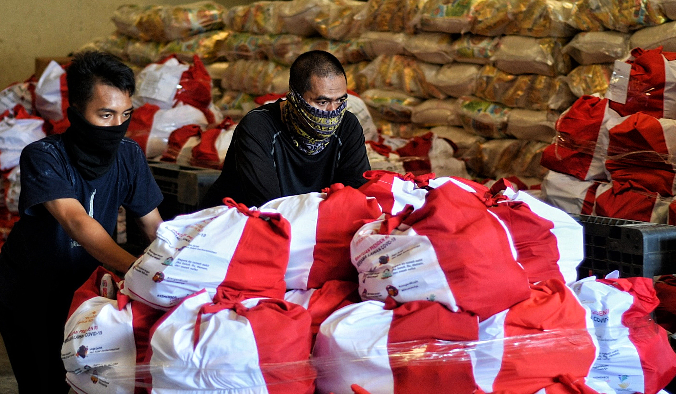 Pekerja sedang menyiapkan paket bansos bagi warga terdampak covid-19