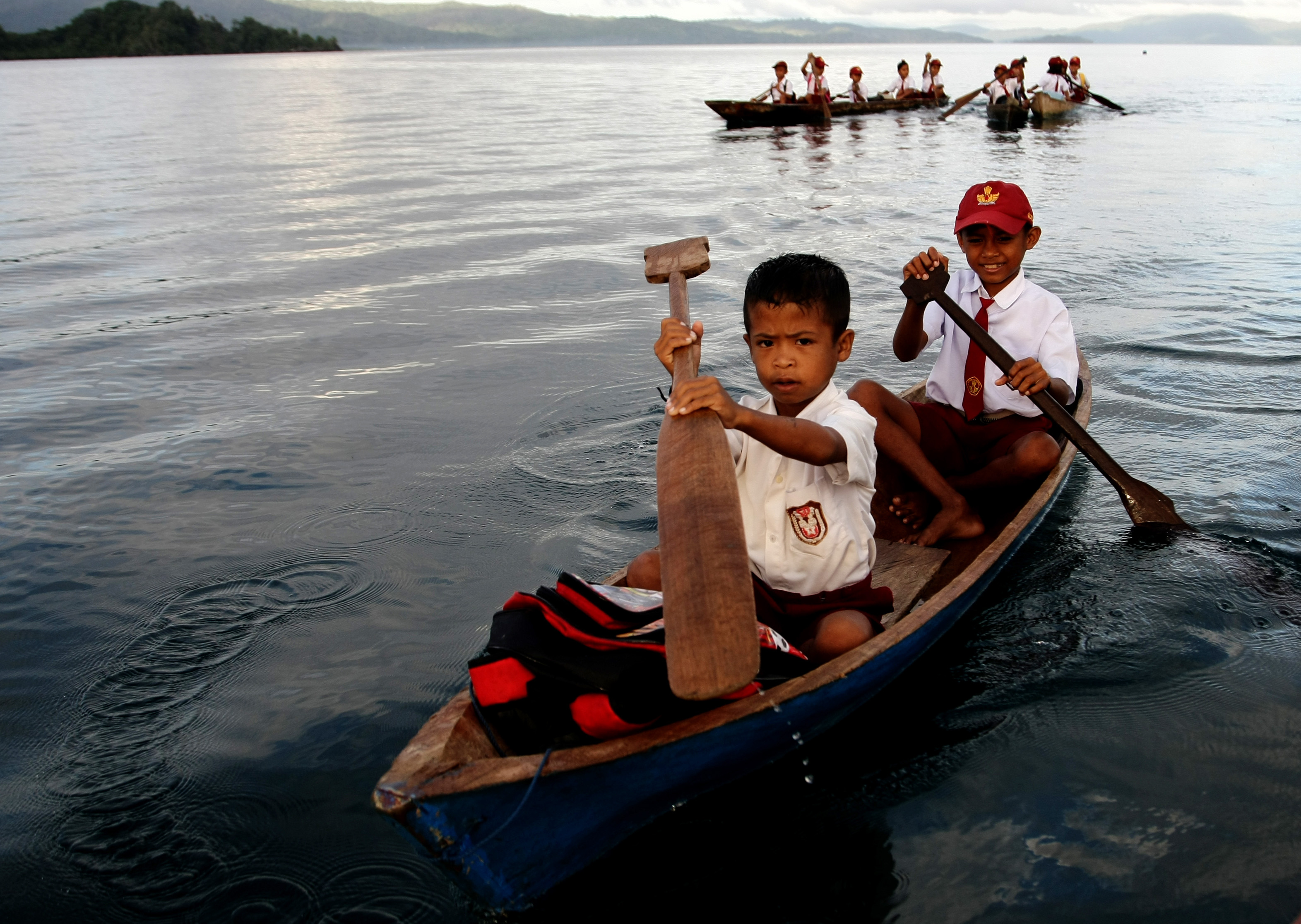 Sulitnya akses pendidikan, para siswa gunakan perahu untuk ke sekolah