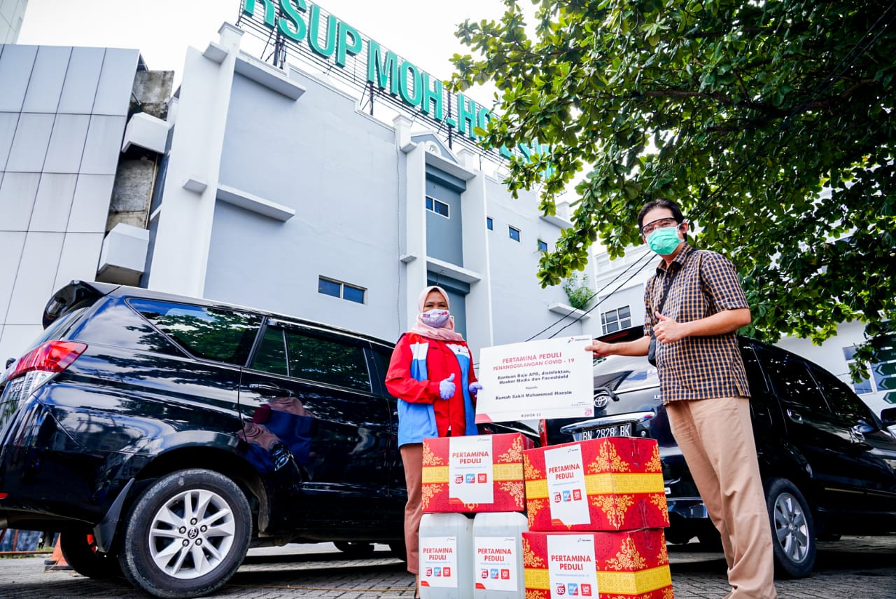 Pertamina mendistribusikan APD kepada rumah sakit di Palembang