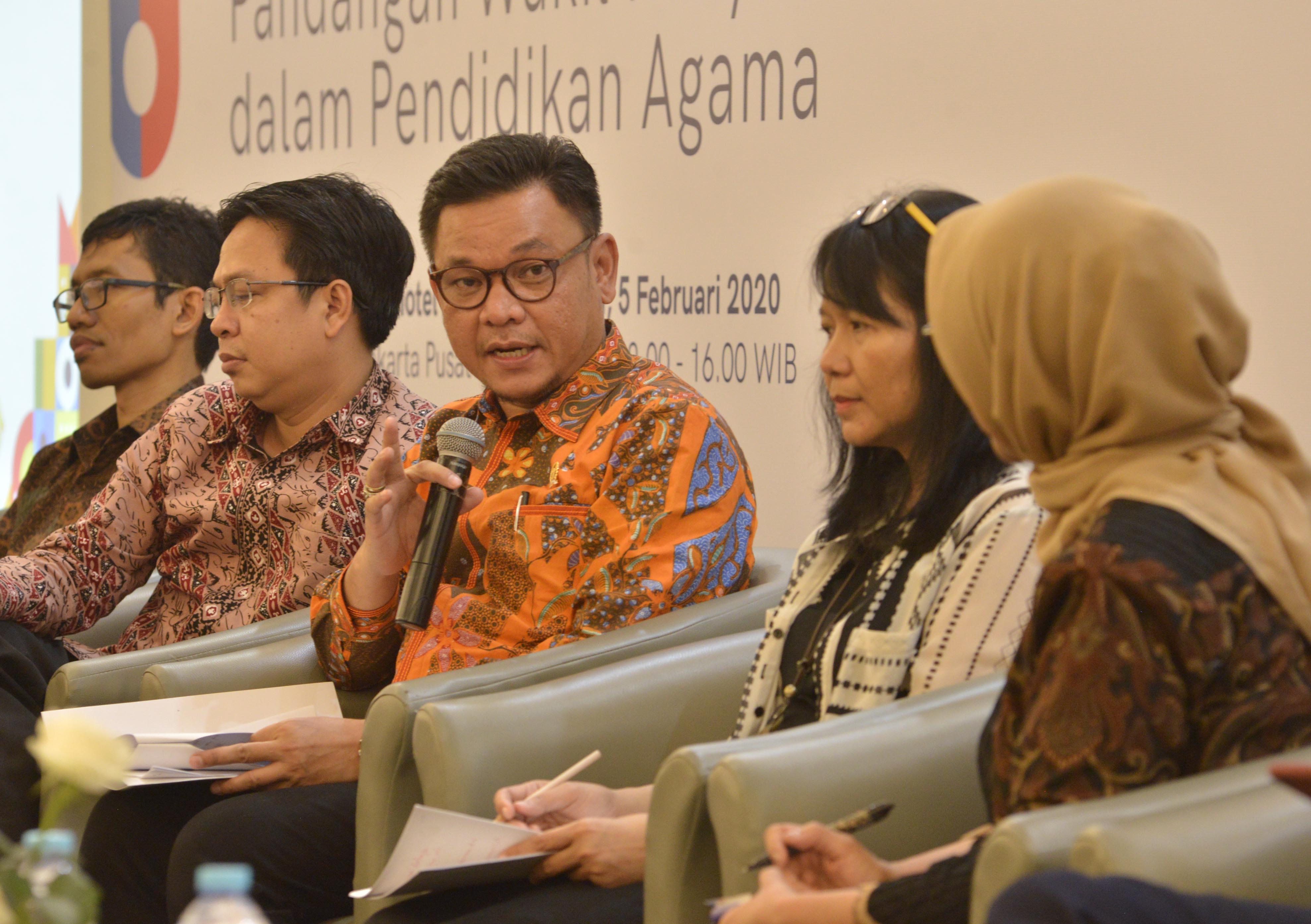 Wakil Ketua Komisi VIII Ace Hasan Syadzily (tengah, pegang microphone)