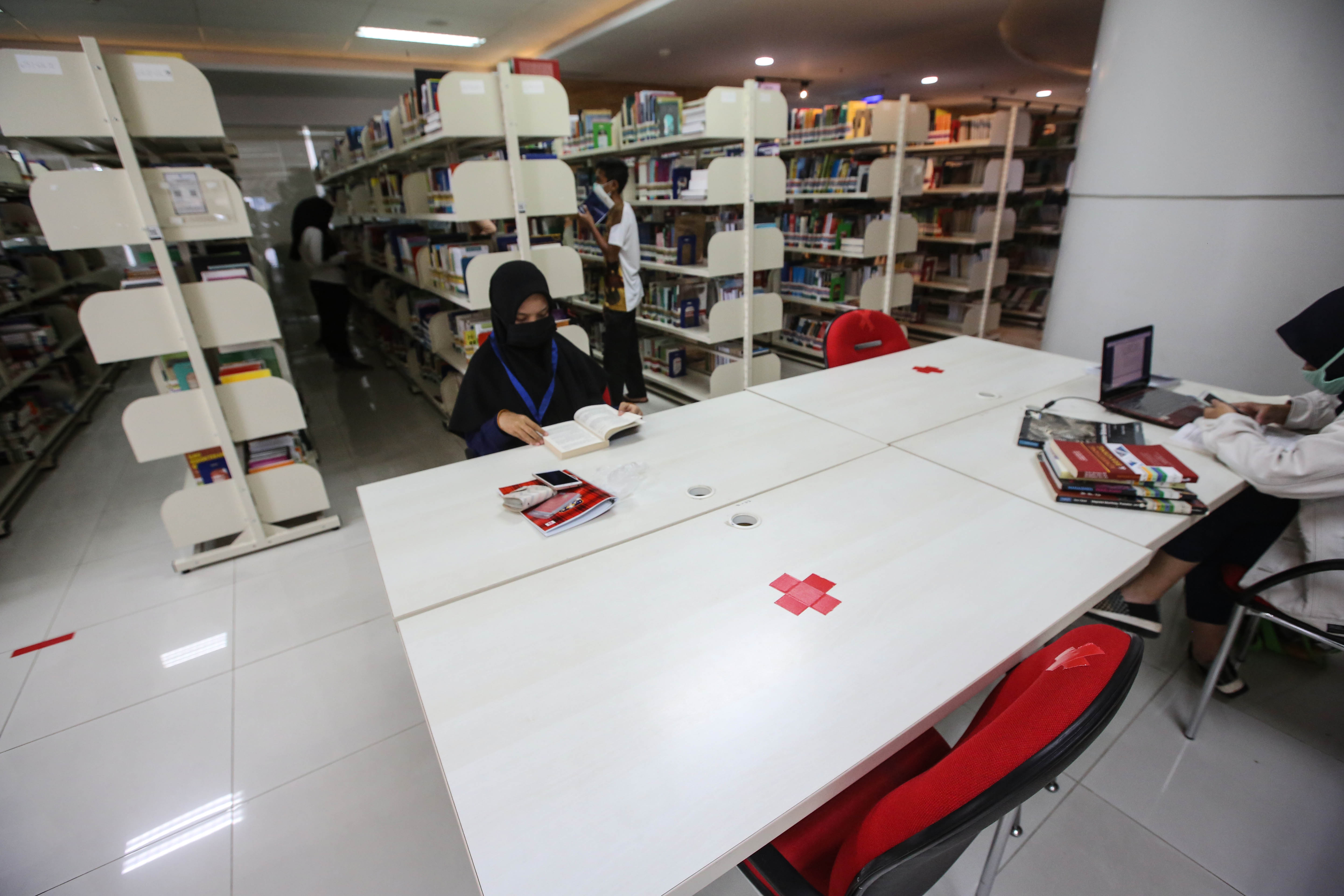 Pengunjung mencari referensi buku di Perpustakaan Nasional, Jakarta Pusat, Kamis (10/6).