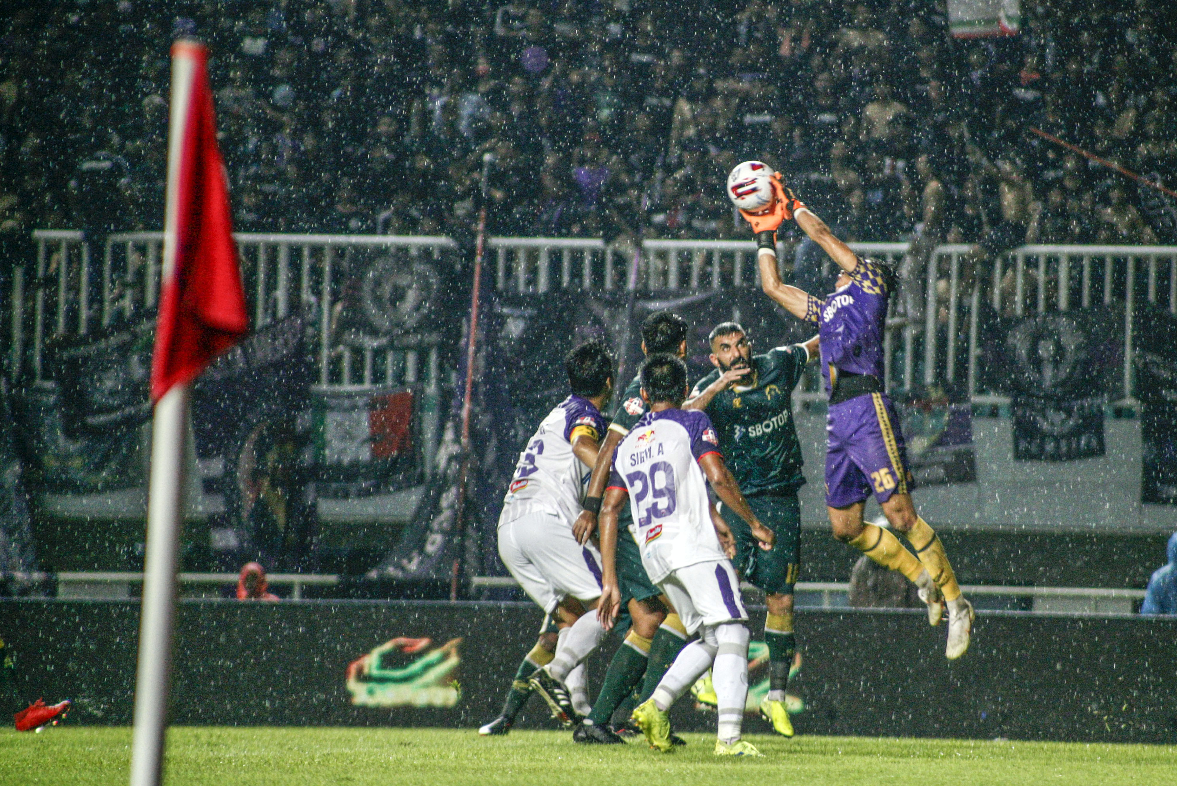 Salah satu pertandingan di ajang Liga 1 Indonesia