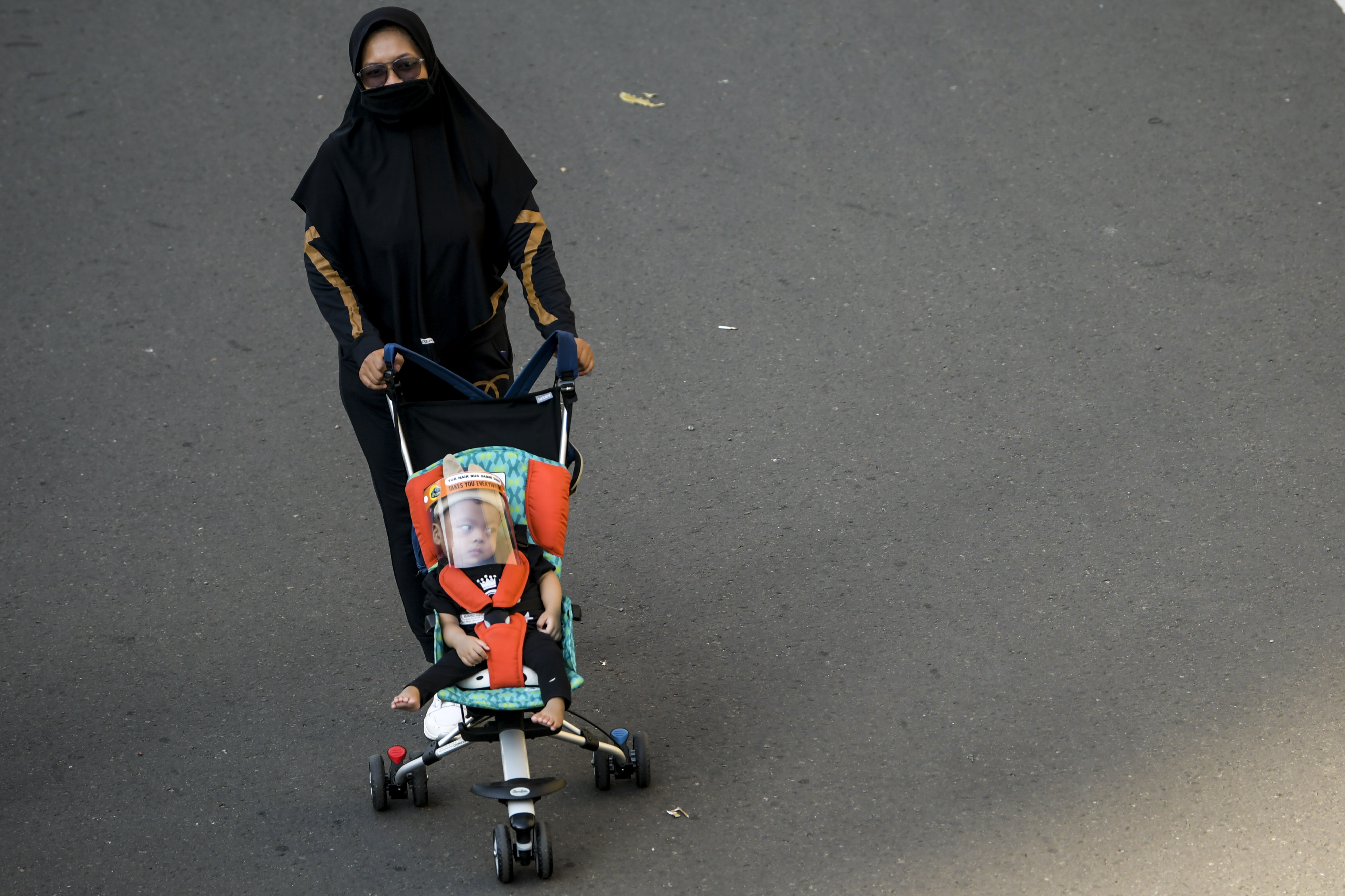  Warga berolahraga saat  Car Free Day (CFD) di masa PSBB Transisi (21/6/2020)