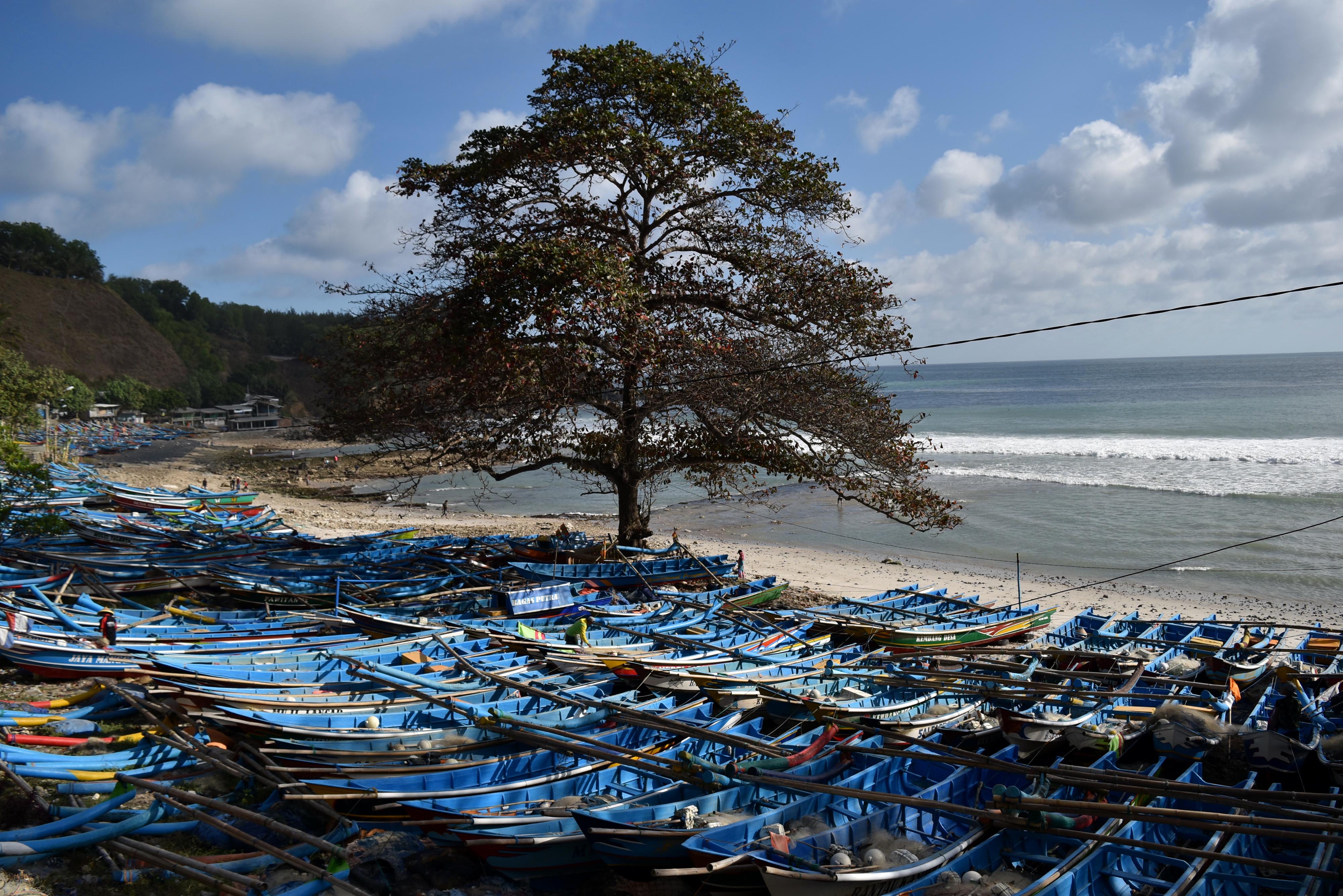Nelayan setempat memilih tidak melaut akibat gelombang tinggi di Pantai Menganti, Ayah, Kabupaten Kebumen, Jawa Tengah, Kamis (26/7).