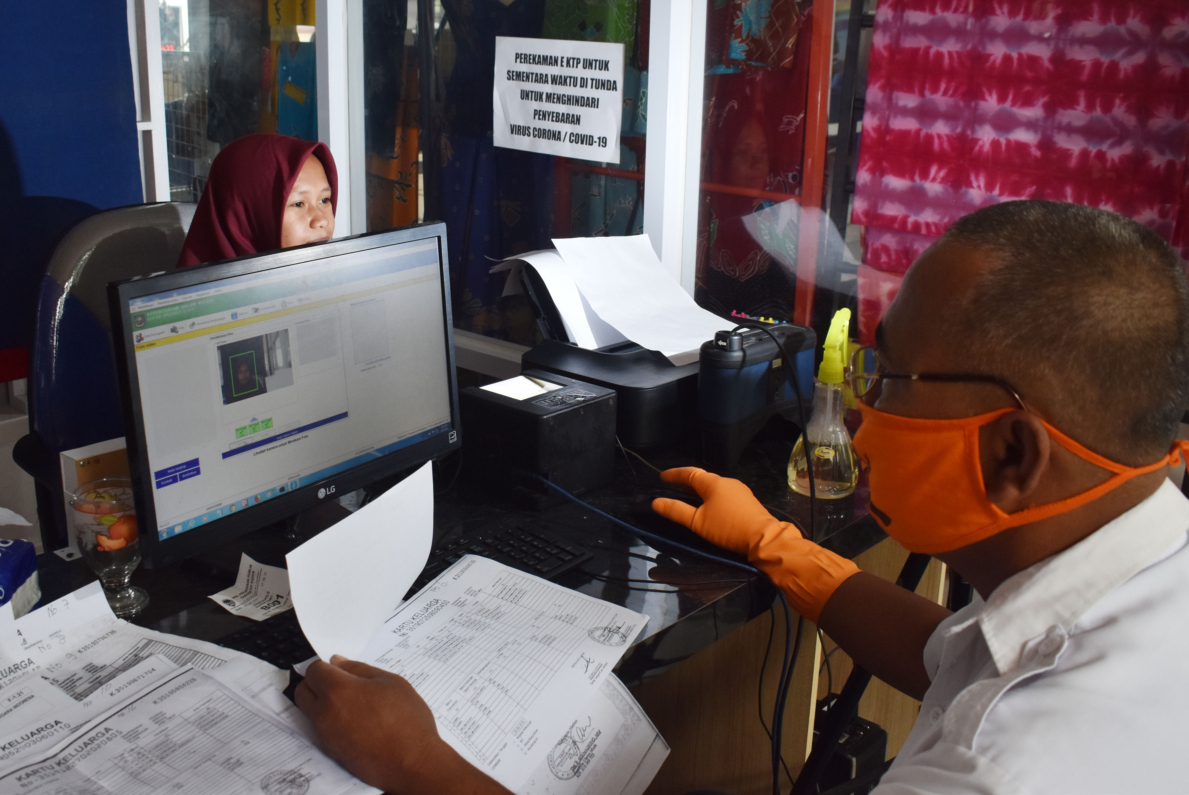 Ilustrasi: Petugas merekam data pemohon Kartu Tanda Penduduk (KTP) Elektronik di gedung pusat pelayanan publik Pemkab Madiun