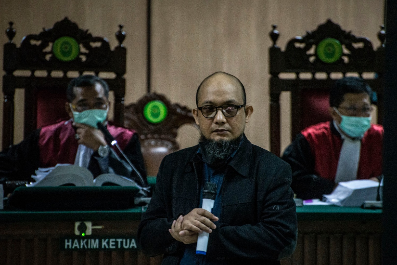 Penyidik KPK Novel Baswedan (tengah) selaku korban menjadi saksi dalam sidang lanjutan kasus penyiraman air keras terhadap dirinya