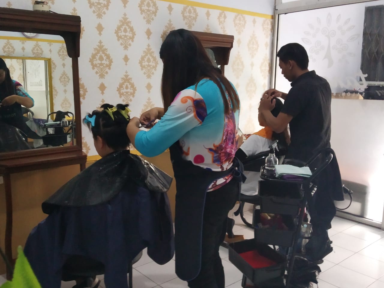 Bisnis salon di Temanggung, Jawa Tengah mulai buka. Jumlah konsumen menurun drastis hingga 70%. 