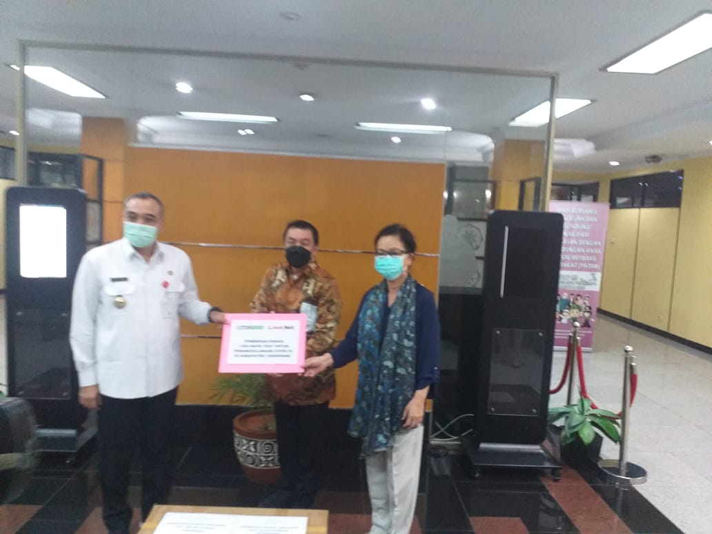 Perwakilan Siloam Hospitals Grace Frelita (kanan), Perwakilan PT Link Victor Indajang (tengah), dan Bupati Tangerang Ahmed Zaki Iskandar. 