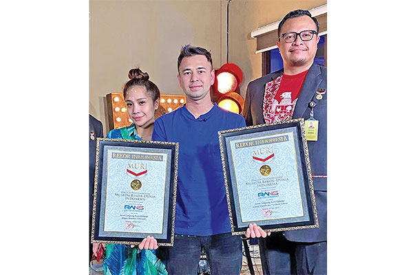 Presenter Raffi Ahmad (tengah)