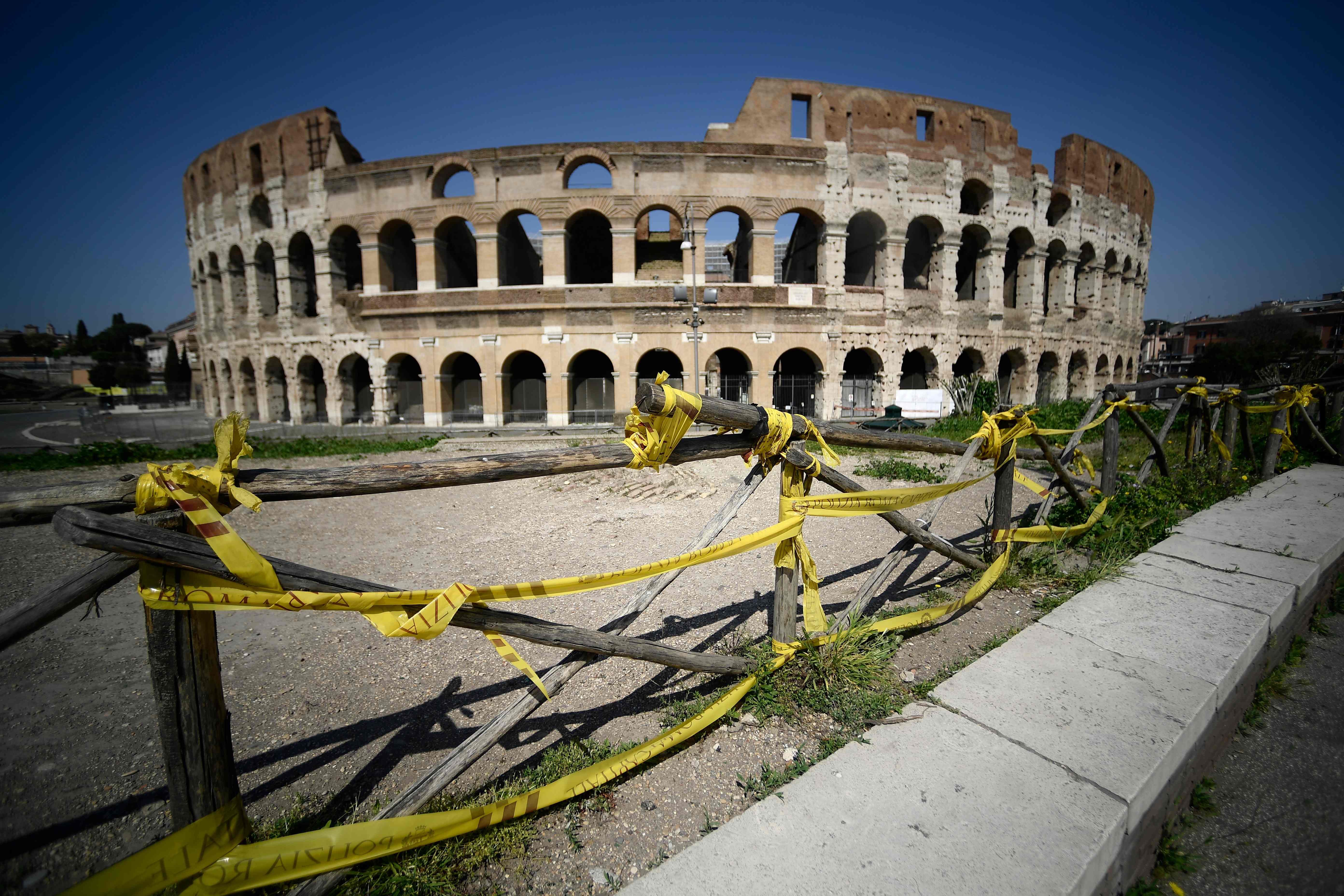 Pemerintah Kota Roma, Italia, menutup Coliseum karena pandemik covid-19.