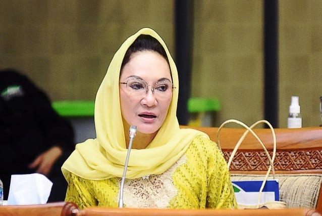  Anggota Komisi XI DPR RI Dewi Asmara saat mengikuti Raker di Gedung Nusantara I, Senayan, Jakarta, Kamis (11/6/2020).