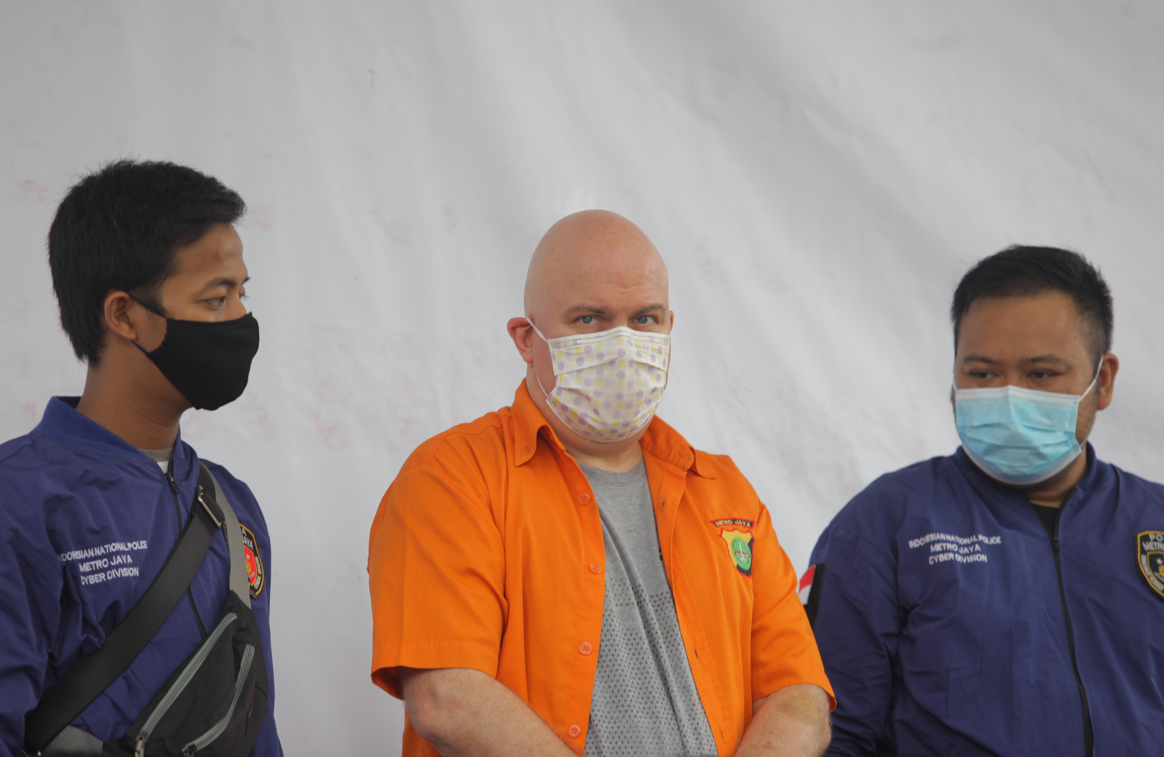 Buronan Biro Federasi Investigasi Federal Amerika Serikat (FBI) Russ Albert Medlin (tengah) ditunjukkan kepada wartawan