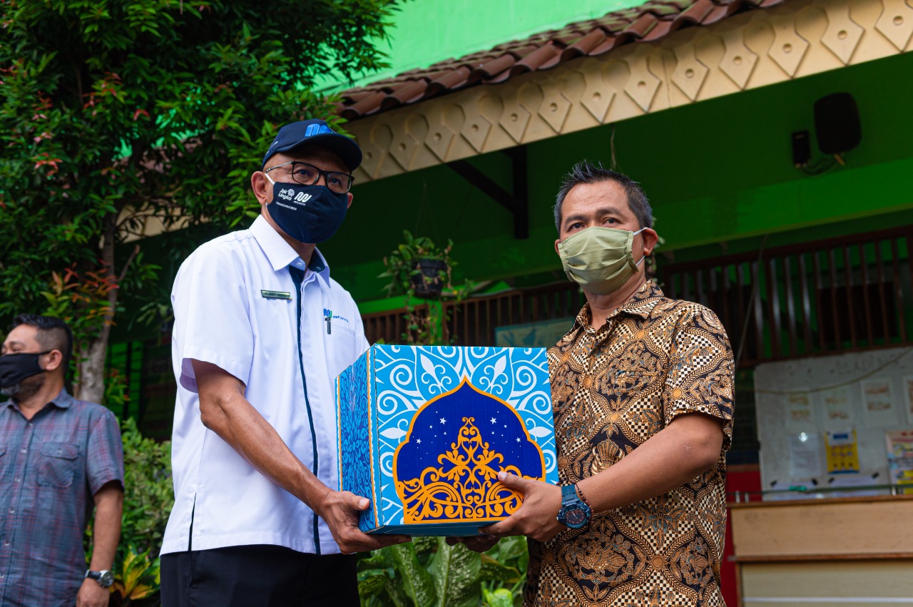 Penyerahan paket sembako dari PT MRT Jakarta kepada warga di 3 kelurahan yakni Cilandak Barat, Gandaria Selatan dan Cipete Selatan.