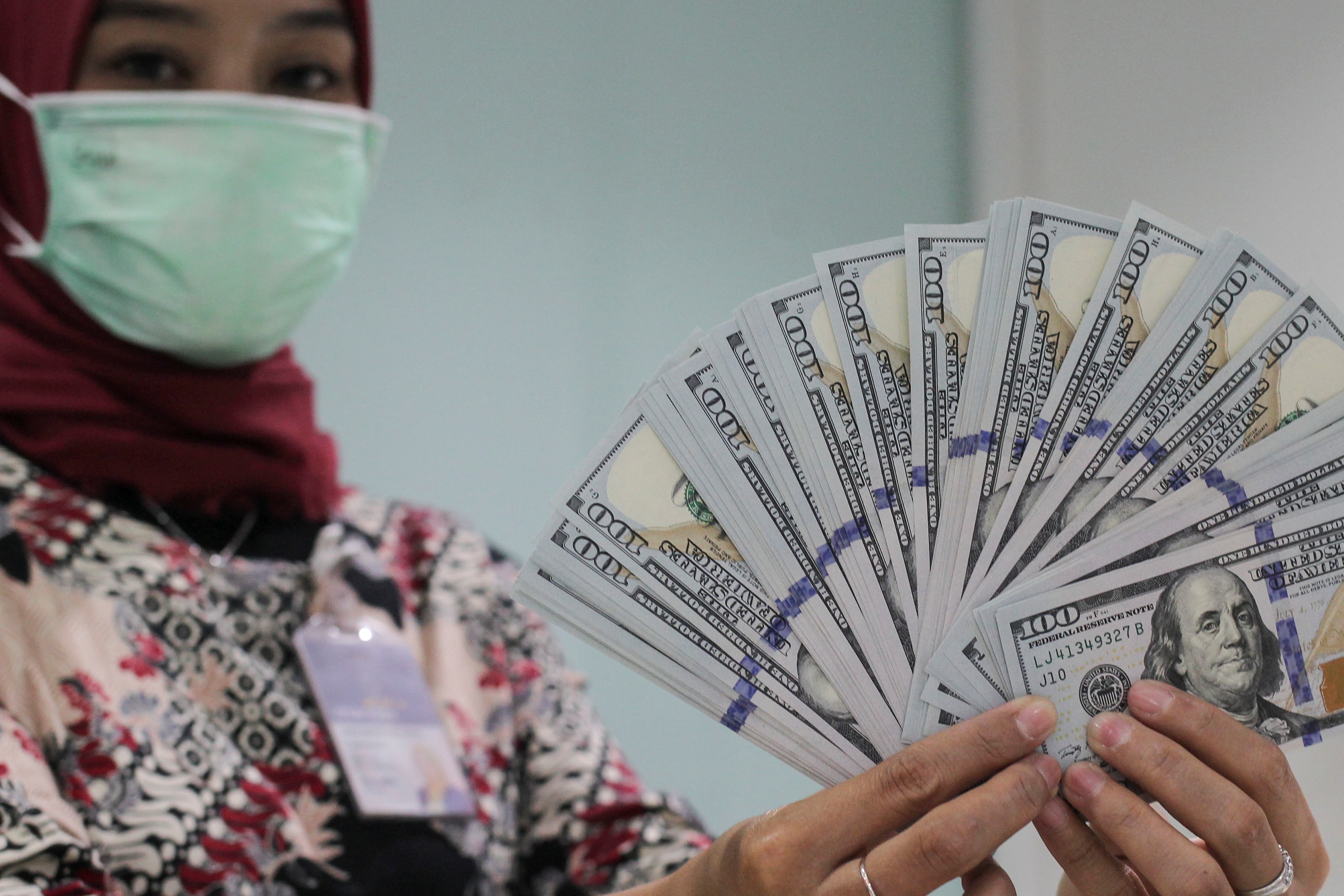 Dolar AS terus menguat pada akhir perdagangan Kamis (Jumat pagi WIB), karena kekhawatiran tentang kenaikan kasus baru virus korona.