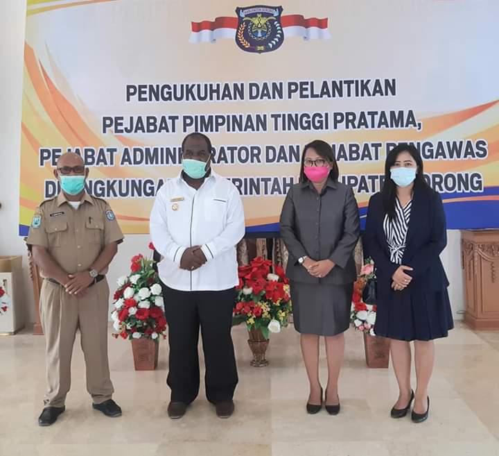Bupati Kabupaten Sorong Johny Kamuru bersama staf