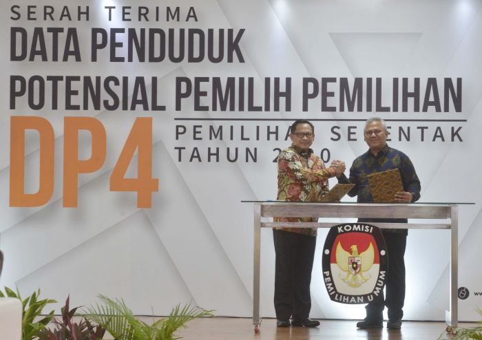 Mendagri Tito Karnavian menyerahkan Daftar Penduduk Potensial Pemilih Pemilihan (DP4) kepada Ketua KPU Arief Budiman di Kantor KPU. 