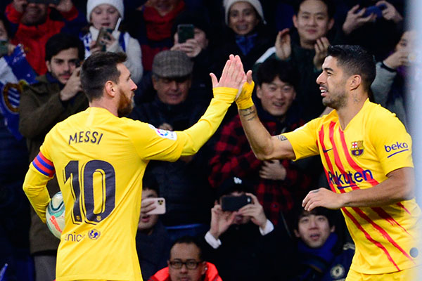 Dua pesepak bola Barcelona, Lionel Messi dan Luis Suarez