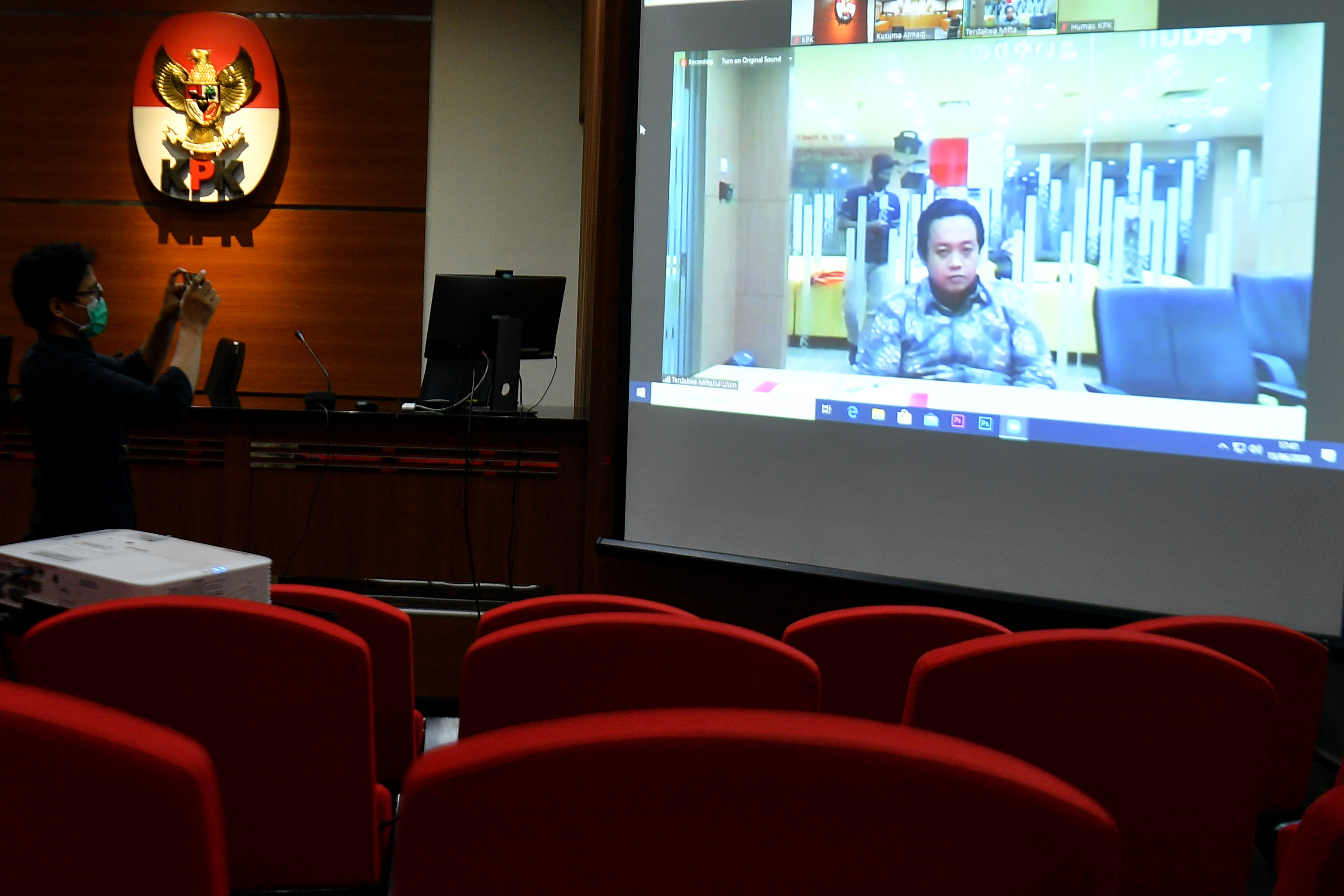 Di layar tampil terdakwa kasus dugaan suap penyaluran pembiayaan skema bantuan pemerintah melalui Kemenpora kepada KONI, Miftahul Ulum 