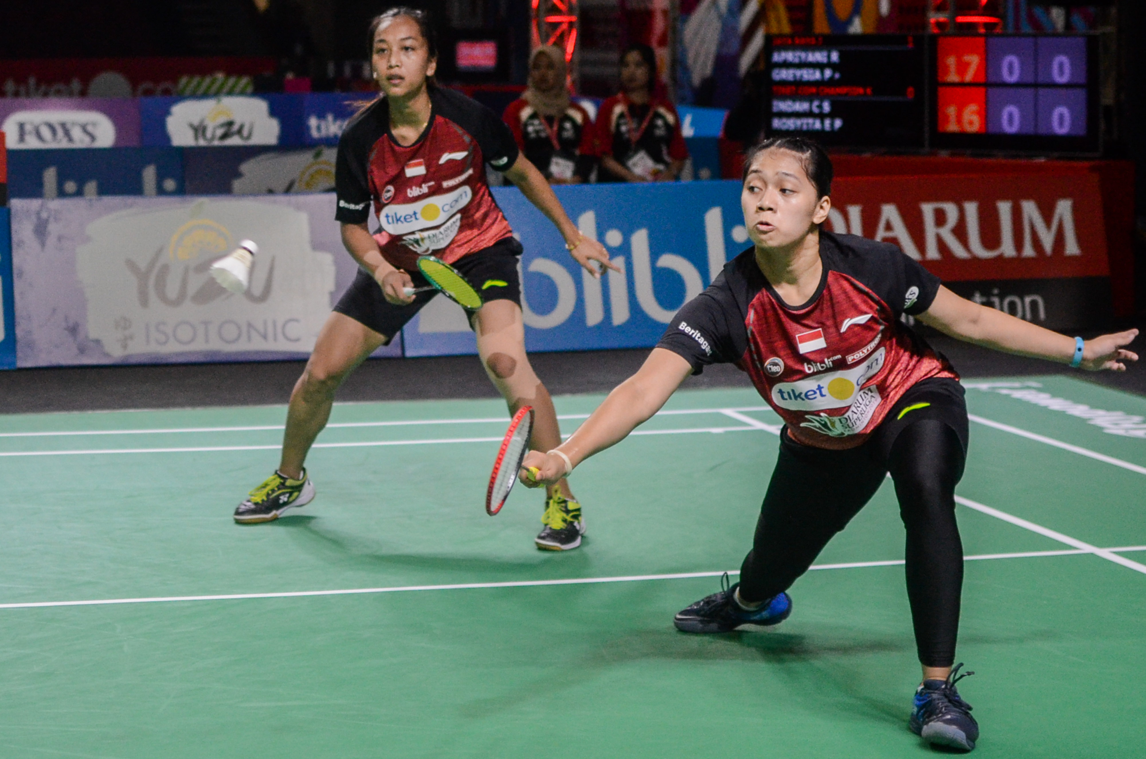  Indah Cahya Sari Jamil (kanan) dan Rosyita Eka Putri (kiri) 