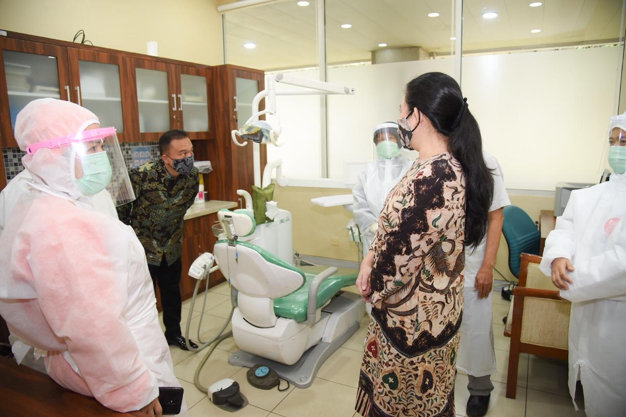 Ketua DPR RI Puan Maharani (berbaju batik) dan Wakil Ketua DPR RI Bidang Korekku Sufmi Dasco Ahmad (kedua dari kiri).