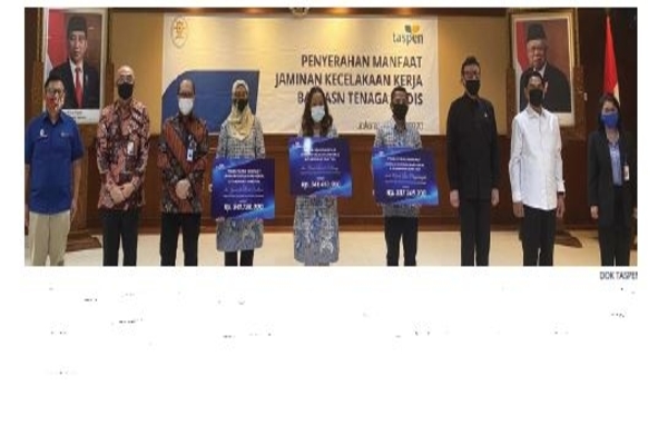 Dirut PT TASPEN (Persero), ANS Kosasih menyerahkan manfaat JKK kepada tiga ahli waris ASN Kementerian Kesehatan yang gugur akibat penanganan