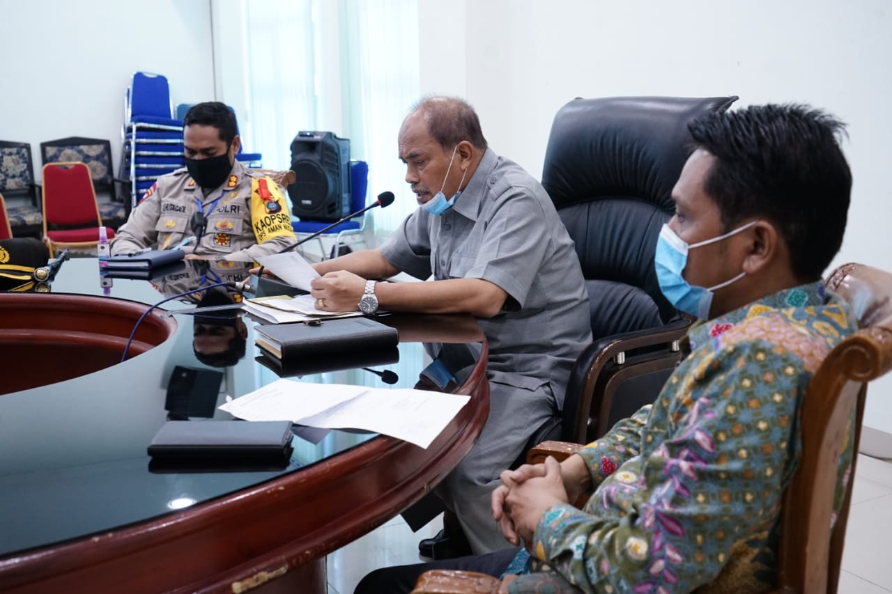 Wali Kota Tebing Tinggi, Umar Zunaidi Hasibuan (tengah) menyampaikan adanya pemutakhiran data penerima bansos di wilayahnya. 