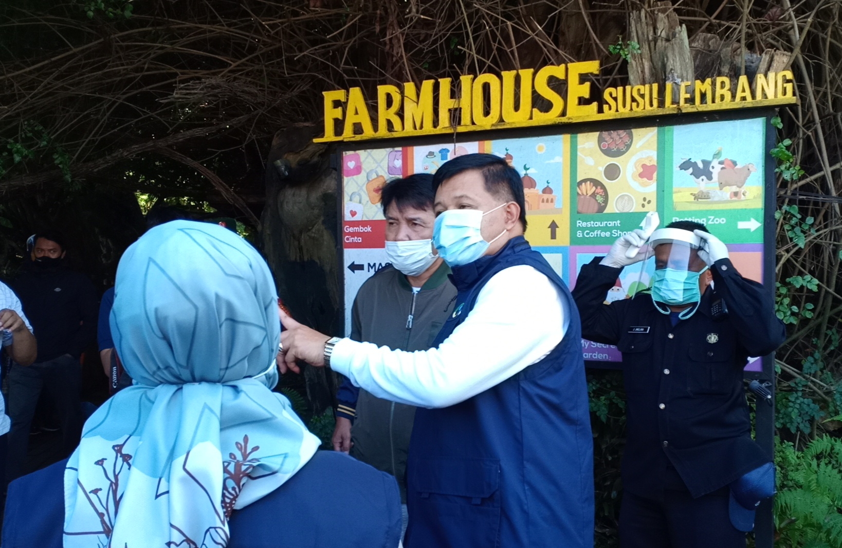 Bupati Bandung Barat, Aa Umbara Sutisna  (kanan) mengecek kesiapan pengelola objek wisata Farm House Lembang, Sabtu (13/6/2020)