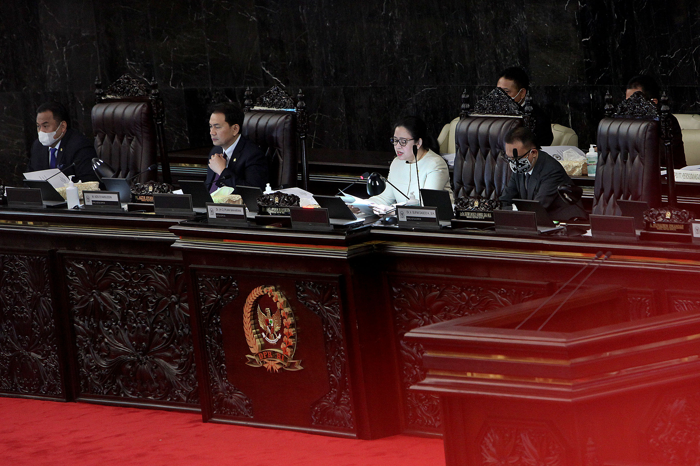 Ketua Dewan Perwakilan Rakyat (DPR) Puan Maharani (tengah) memimpin sidang Paripurna DPR di Gedung Nusantara, Kompleks Parlemen Senayan.
