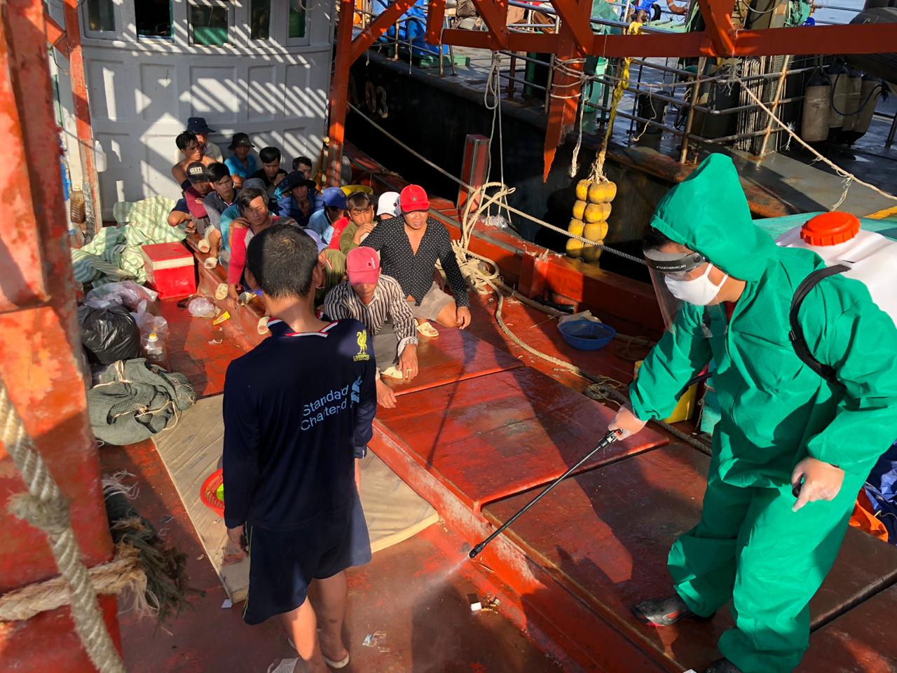 Sebanyak 20 ABK kapal ikan Vietnam yang ditangkap mencuri ikan di WPP Indonesia disemprot disinfektan dan di rapid test Covid-19.