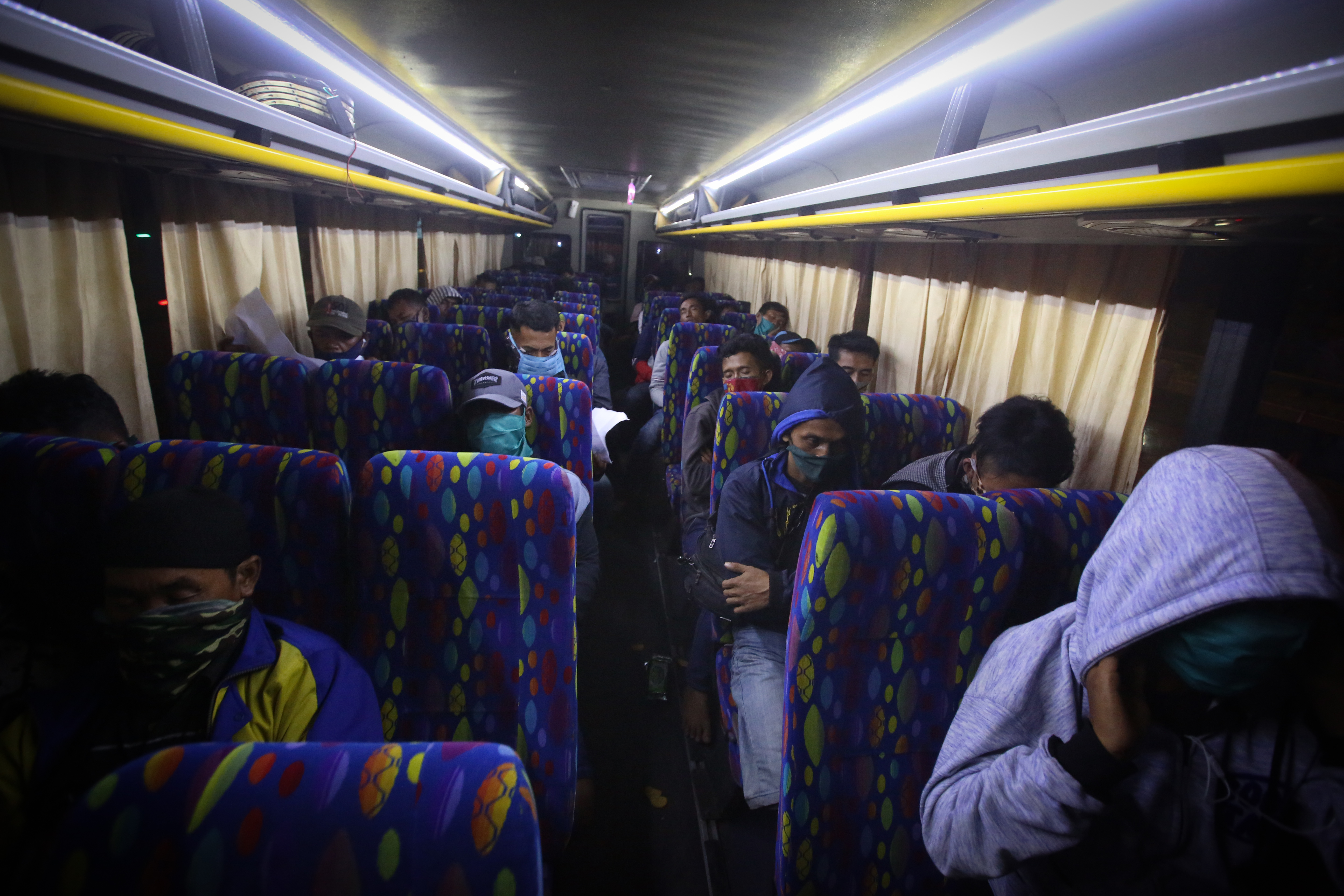 Semua penumpang bus diperiksa oleh petugas gabungan