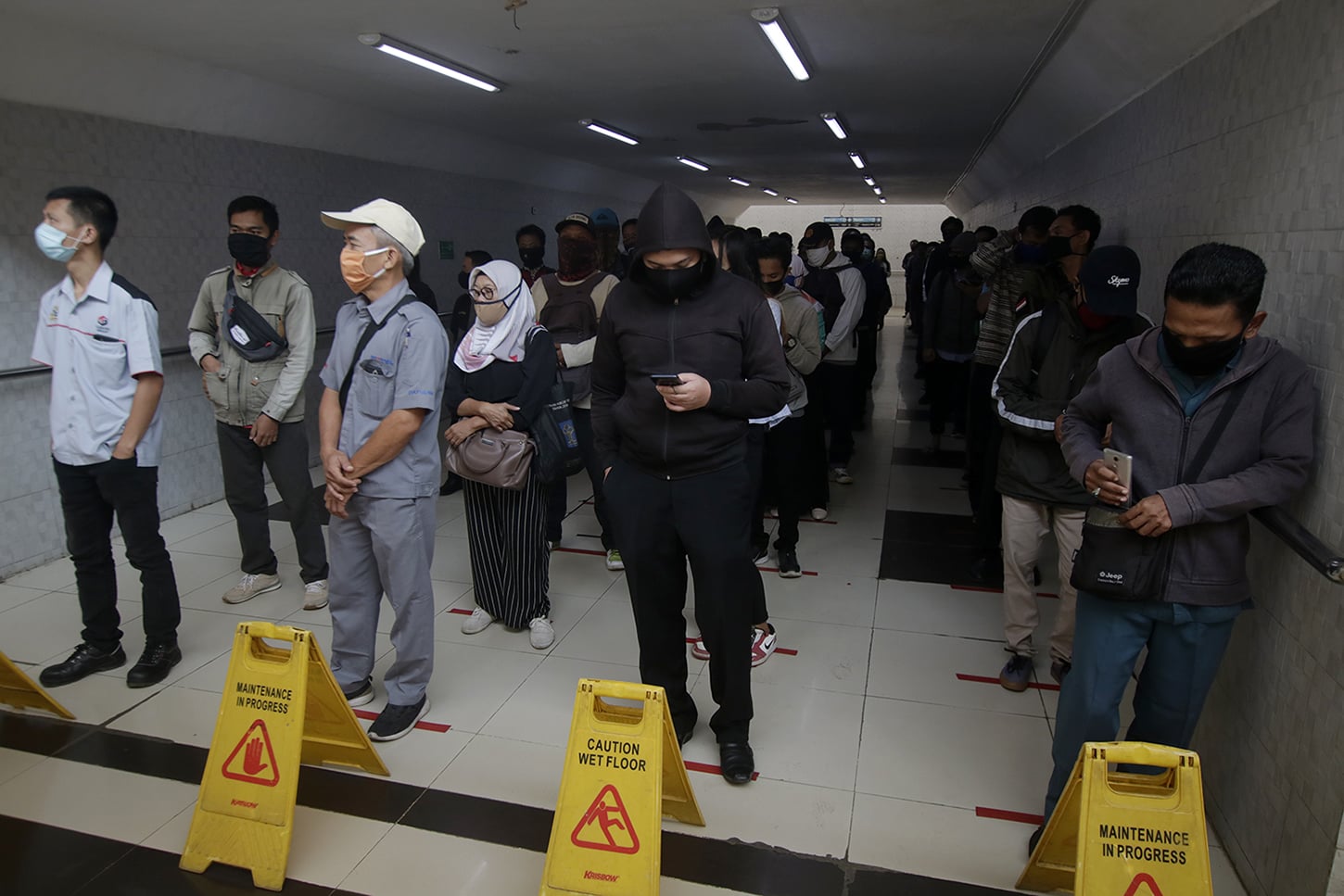 Pekerja yang akan berangkat menggunakan KRL di Stasiun Bojonggede masa PSBB transisi (16/6/2020).