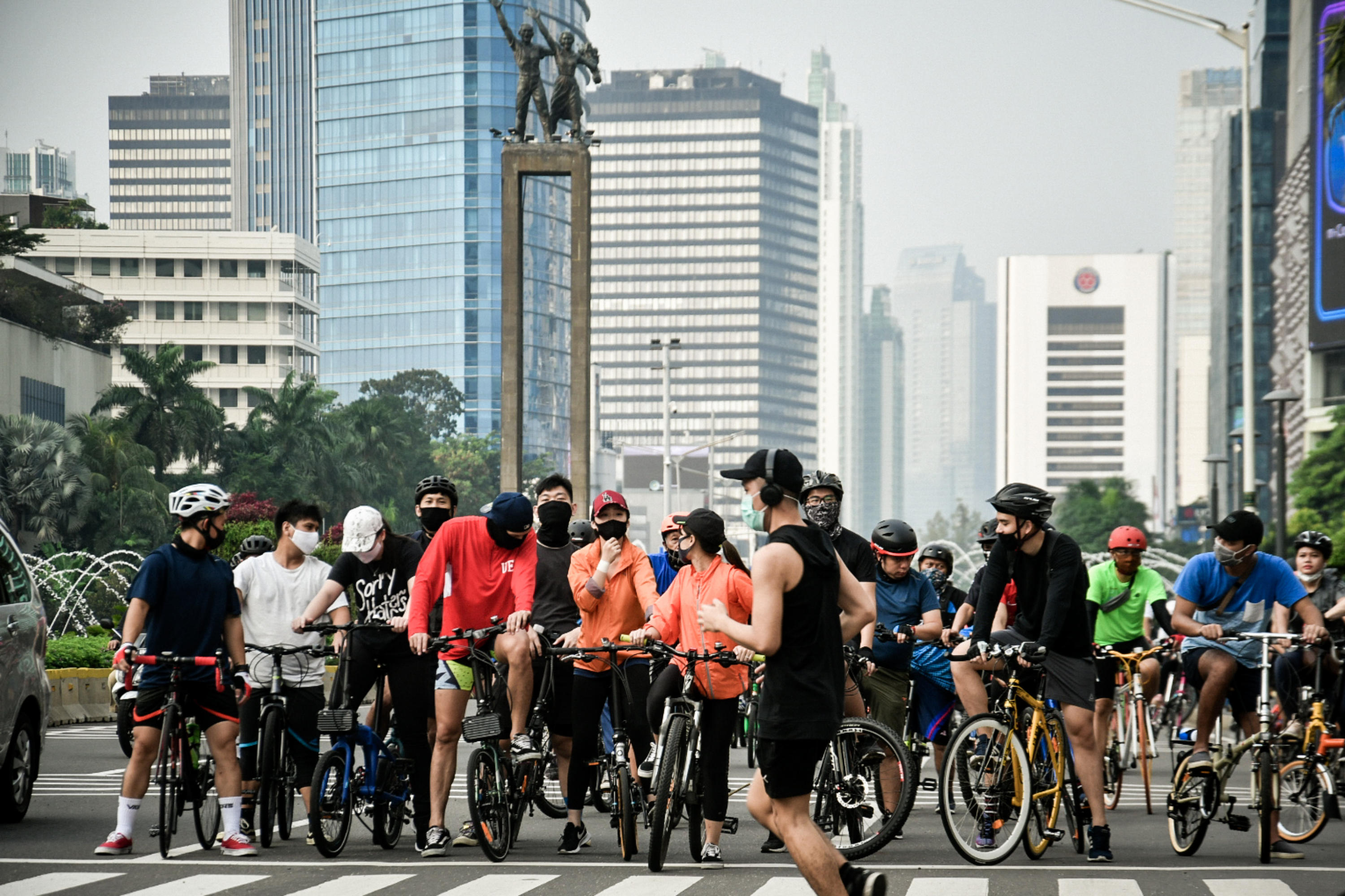 Warga berolahraga menggunakan sepeda di Jalan Soedirman-Thamrin, Jakarta, Minggu (7/6).