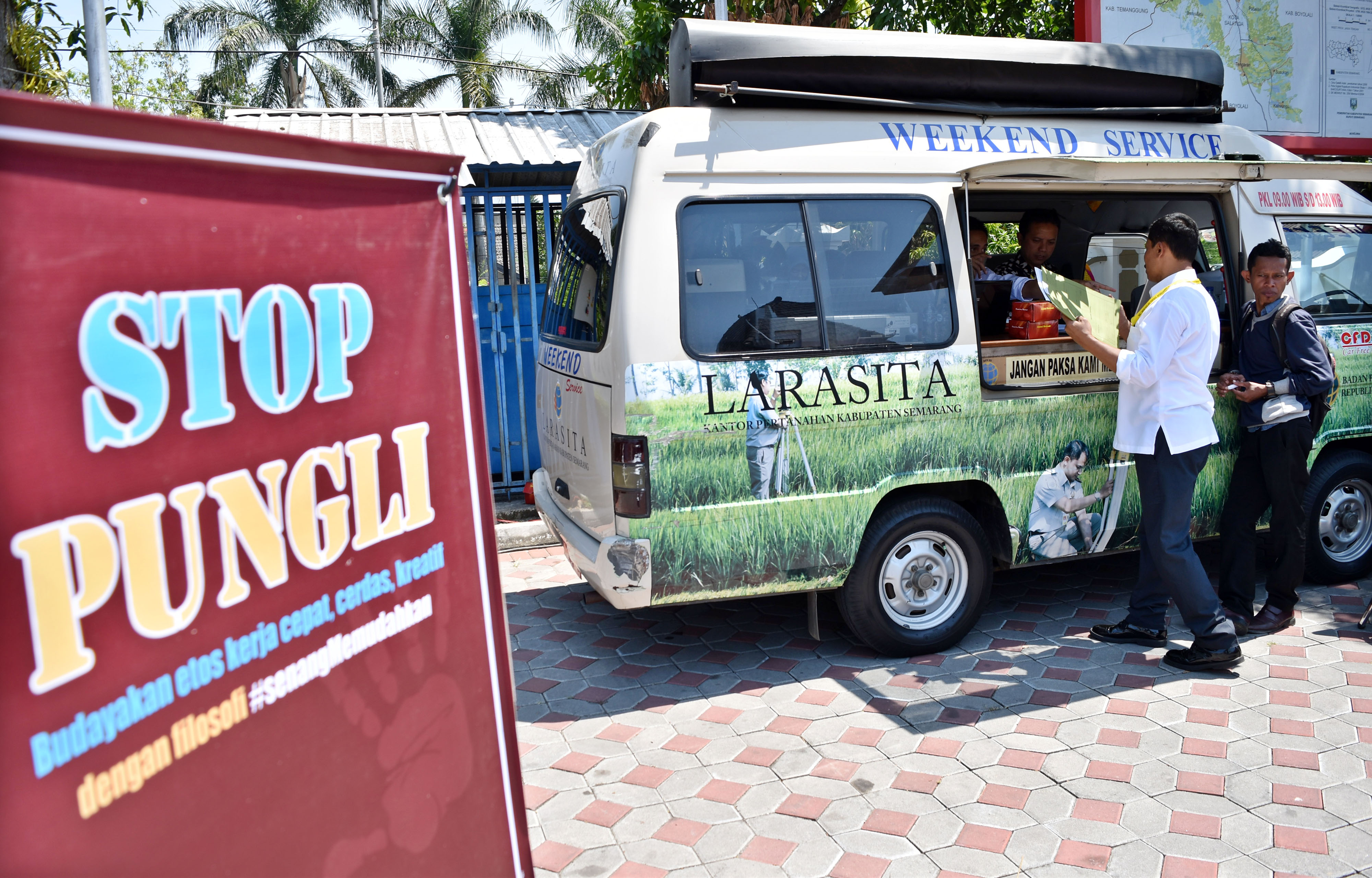 Warga mengurus surat melalui mobil keliling layanan sertifikasi tanah.