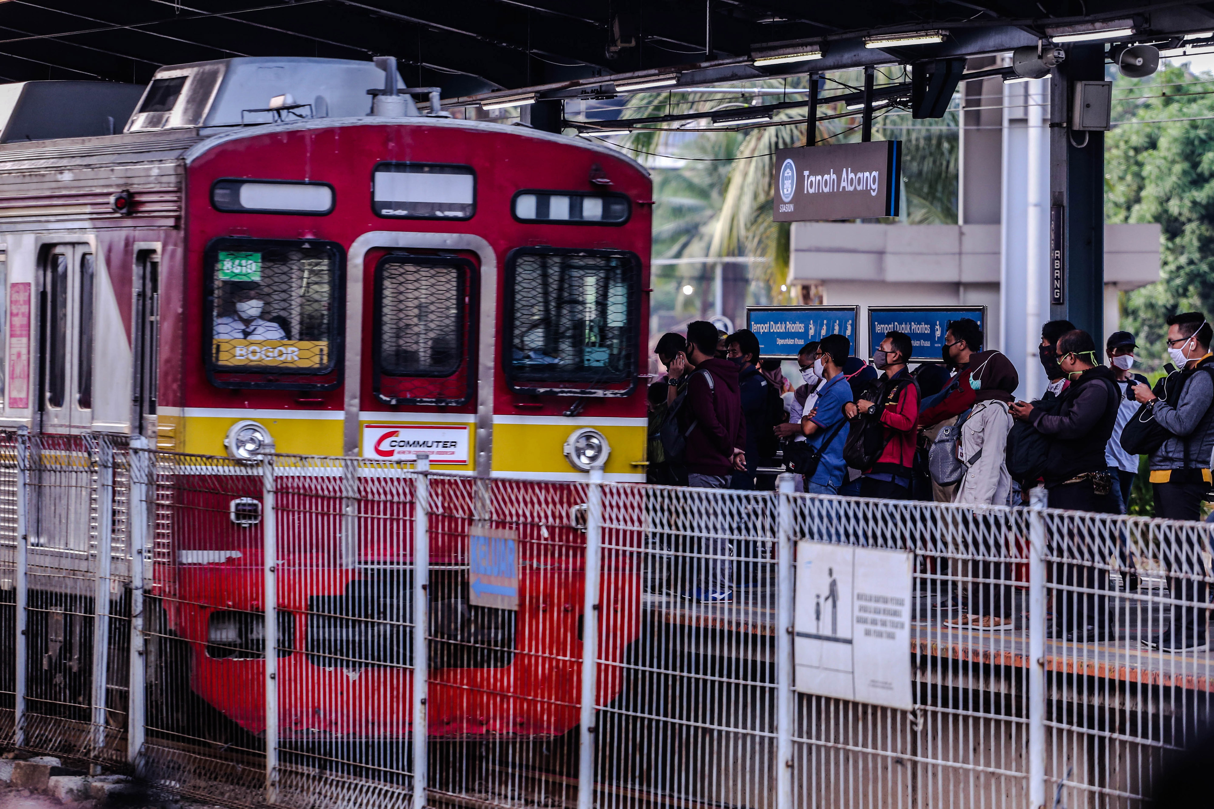 Sejumlah penumpang bersiap menaiki rangkaian KRL di Stasiun Tanah Abang, Jakarta, pekan lalu.