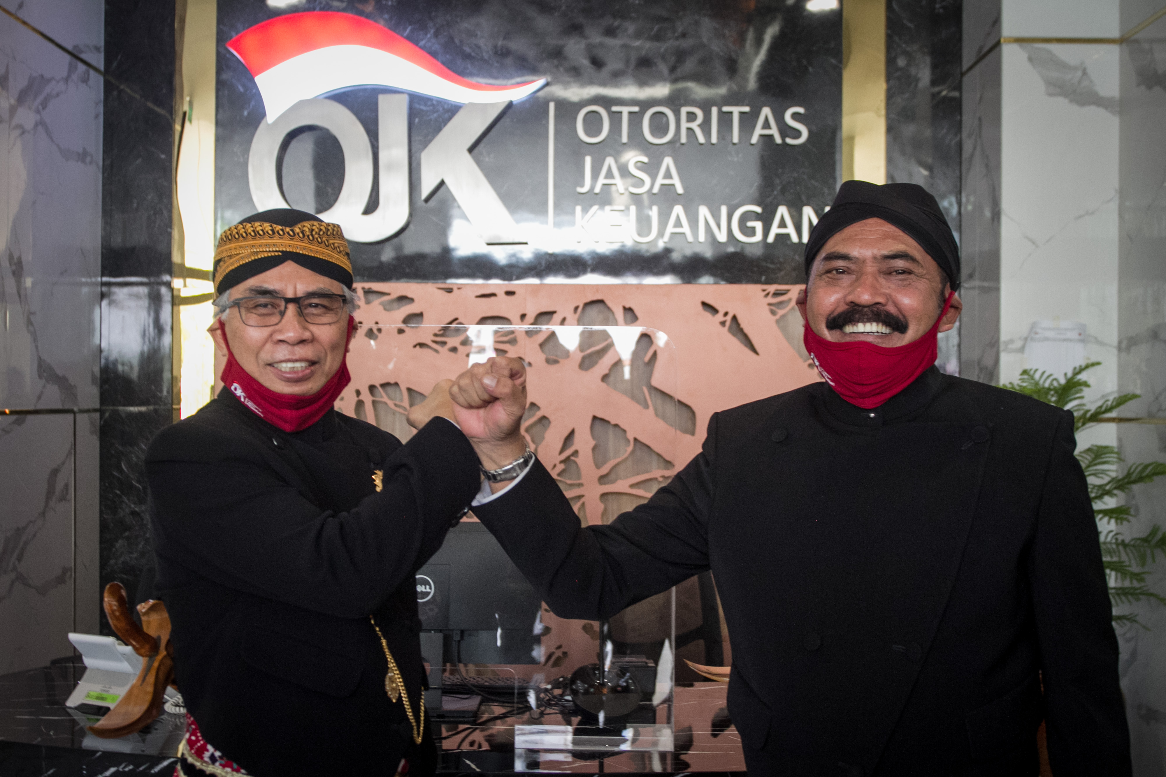 Ketua Dewan Komisioner Otoritas Jasa Keuangan (OJK) Wimboh Santoso (kiri) bersama Wali Kota Solo FX Hadi Rudyatmo (kanan) berfoto bersama.