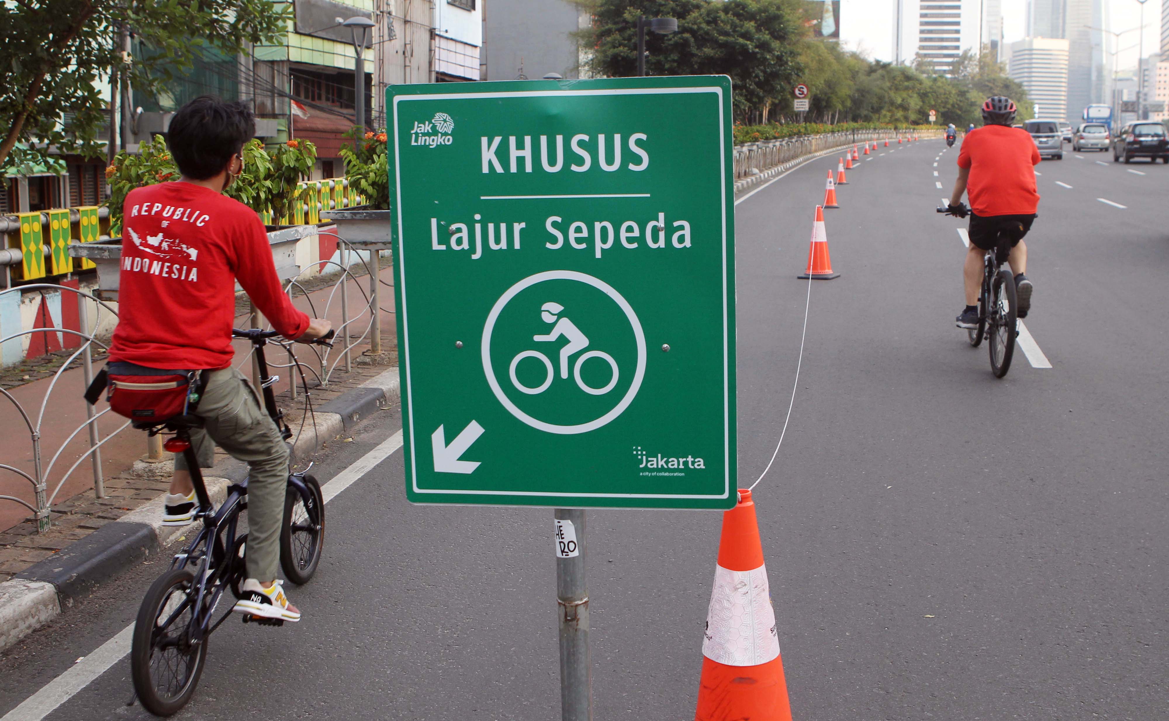 Pengendara sepeda menggunakan jalur khusus sepeda yang terdapat di Jalan Sudirman, Jakarta, Sabtu (20/6/2020). 