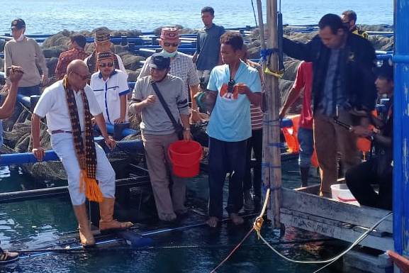 Gubernur NTT Viktor Laiskodat (kiri) di keramba ikan kerapu. 