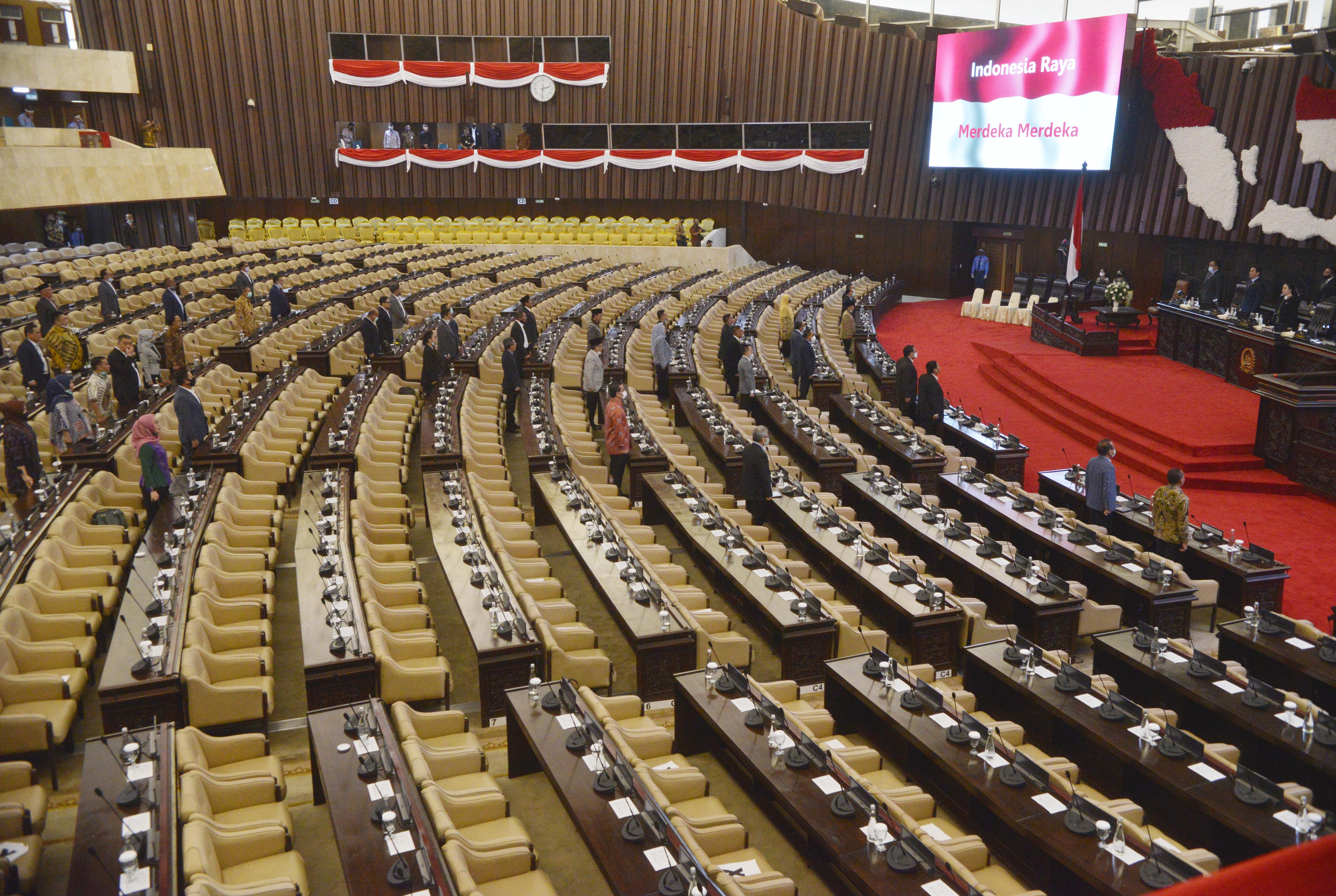 Anggota Dewan menyanyikan lagu Indonesia Raya bersama pimpinan DPR dalam pembukaan rapat paripurna DPR di kompleks parlemen, Senayan.