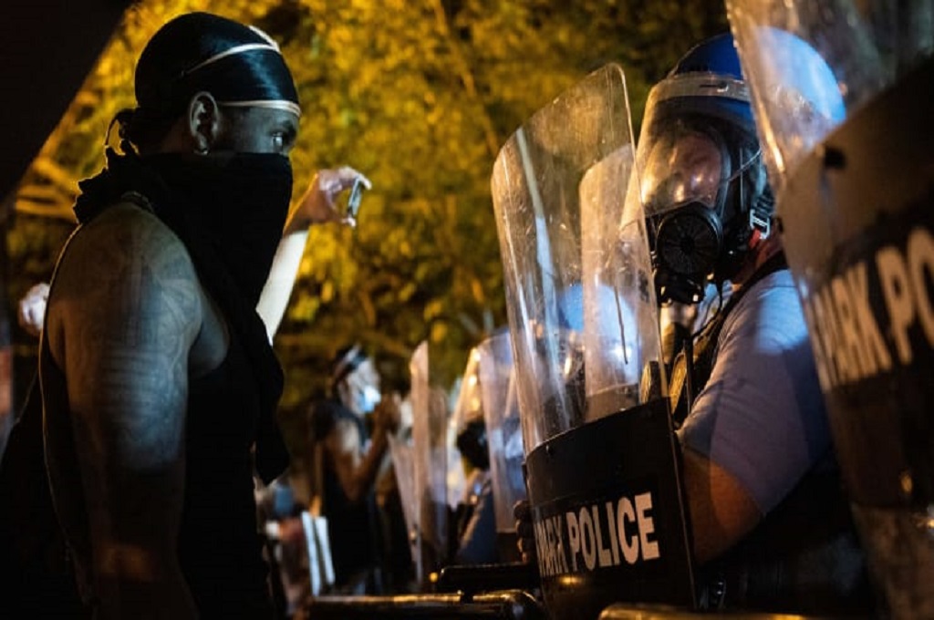 Demonstran berhadapan dengan petugas di area Gedung Putih, Washington, 30 Mei 2020. 