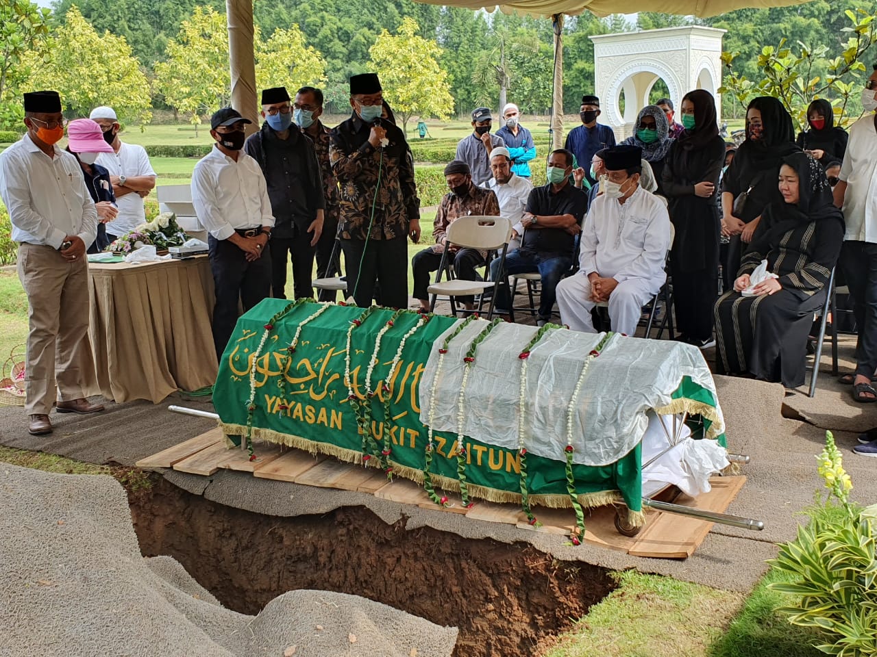 anggota Dewan Pertimbangan Presiden (Watimpres) Sidarto Danusubroto memimpin pemakaman Sekjen ReJo Ferari R, Selasa (16/6)