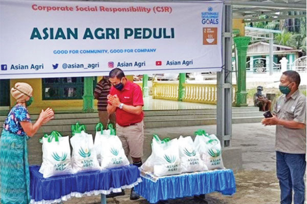 Perusahaan produsen minyak mentah (CPO) Asian Agri,  membagikan ribuan masker dan menyemprotkan cairan disinfektan ke fasilitas umum
