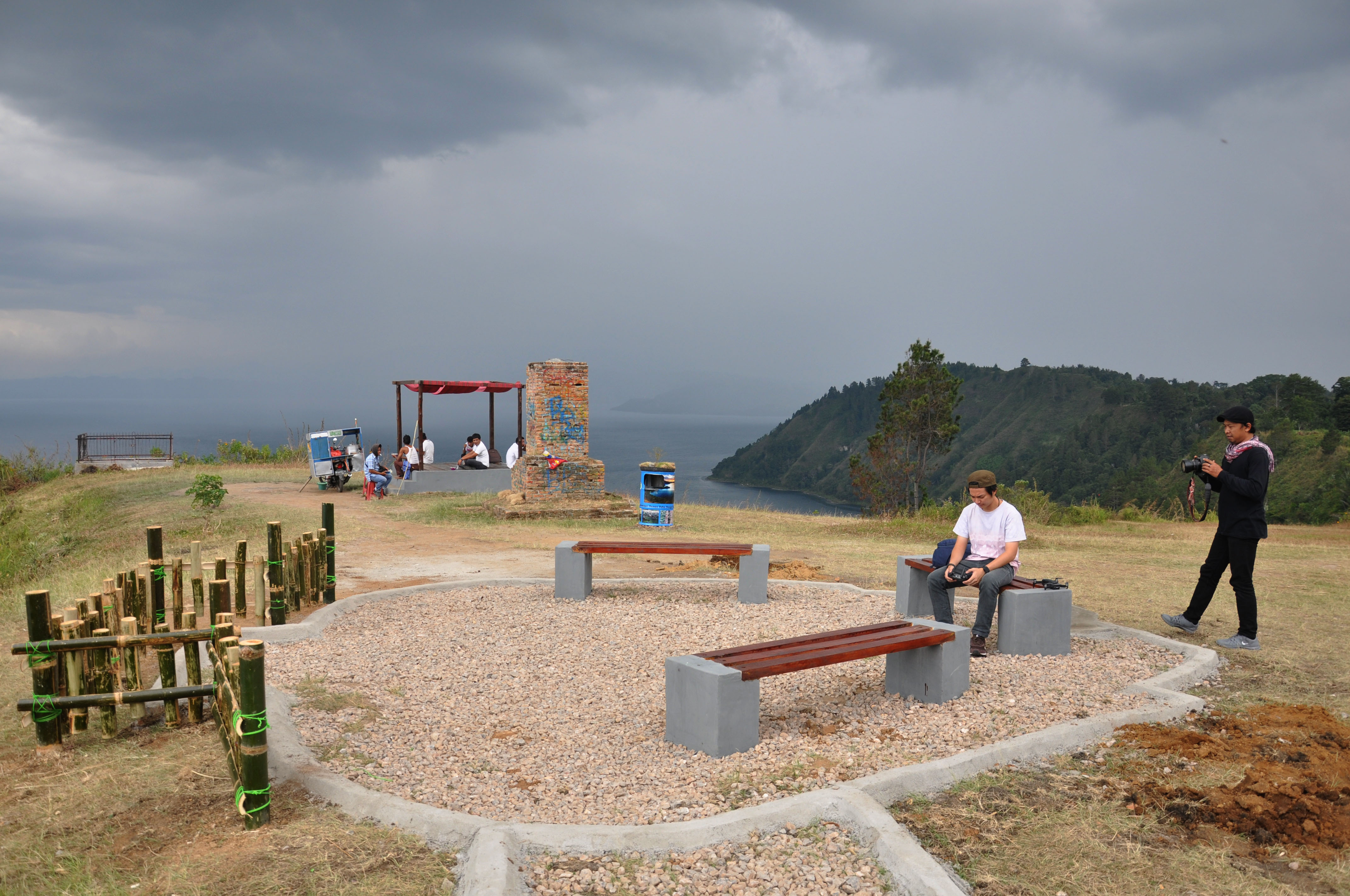 Bukit Singgolom Danau Toba Kecamatan Tampahan Kabupaten Toba Samosir, Sumatera Utara, sebagai aset alam harus dijaga kelestarian alamnya.