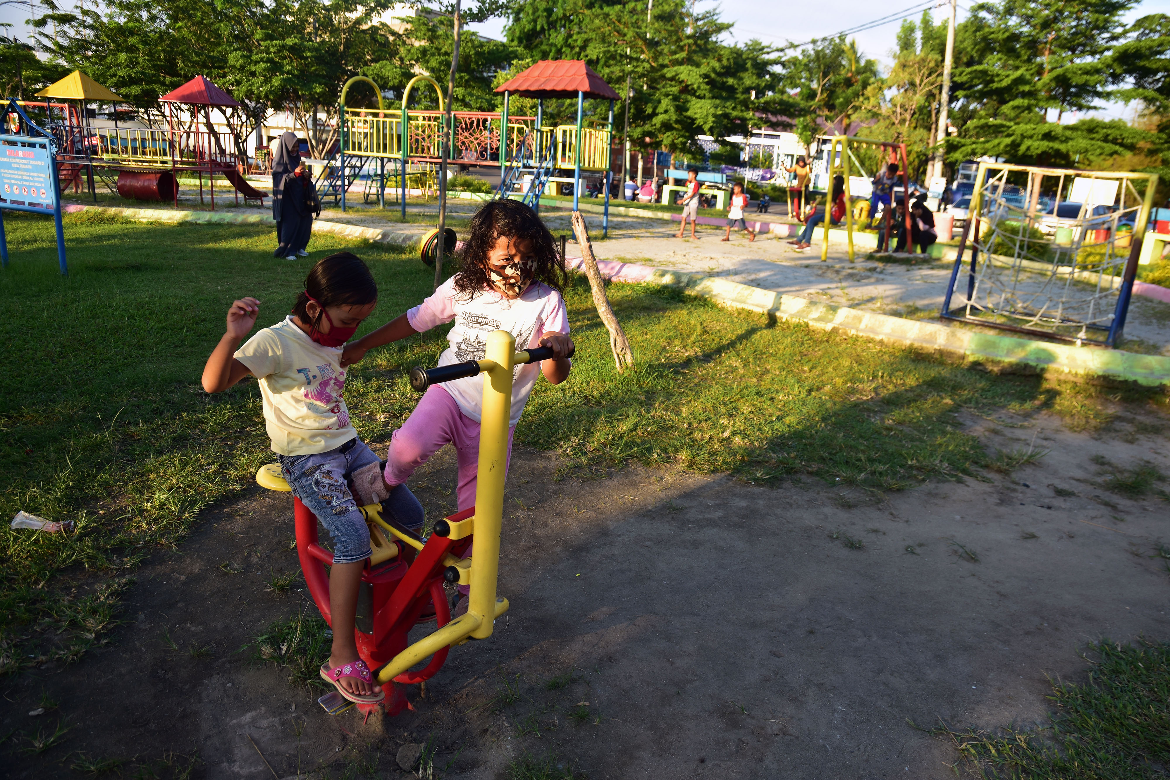 Sejumlah bocah mulai bermain menggunakan fasilitas di taman kota dengan mengenakan masker setelah PSBB berakhir berakhir di Kota Pekanbaru.
