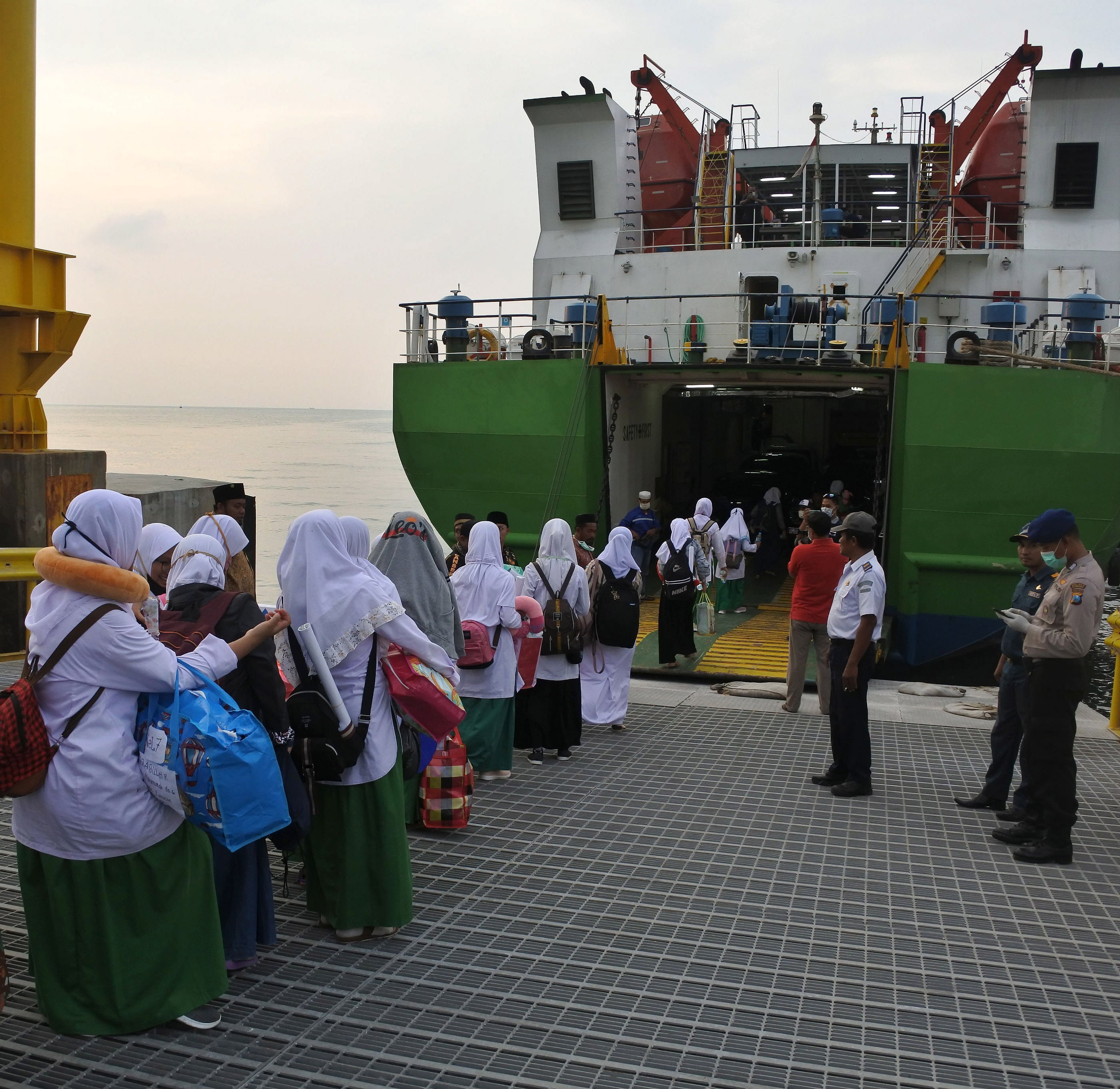 Sejumlah santri calon penumpang antre memasuki KMP Dharma Bahari Sumekar III di area Pelabuhan Jangkar, Situbondo, Jawa Timur, Sabtu (4/4/20