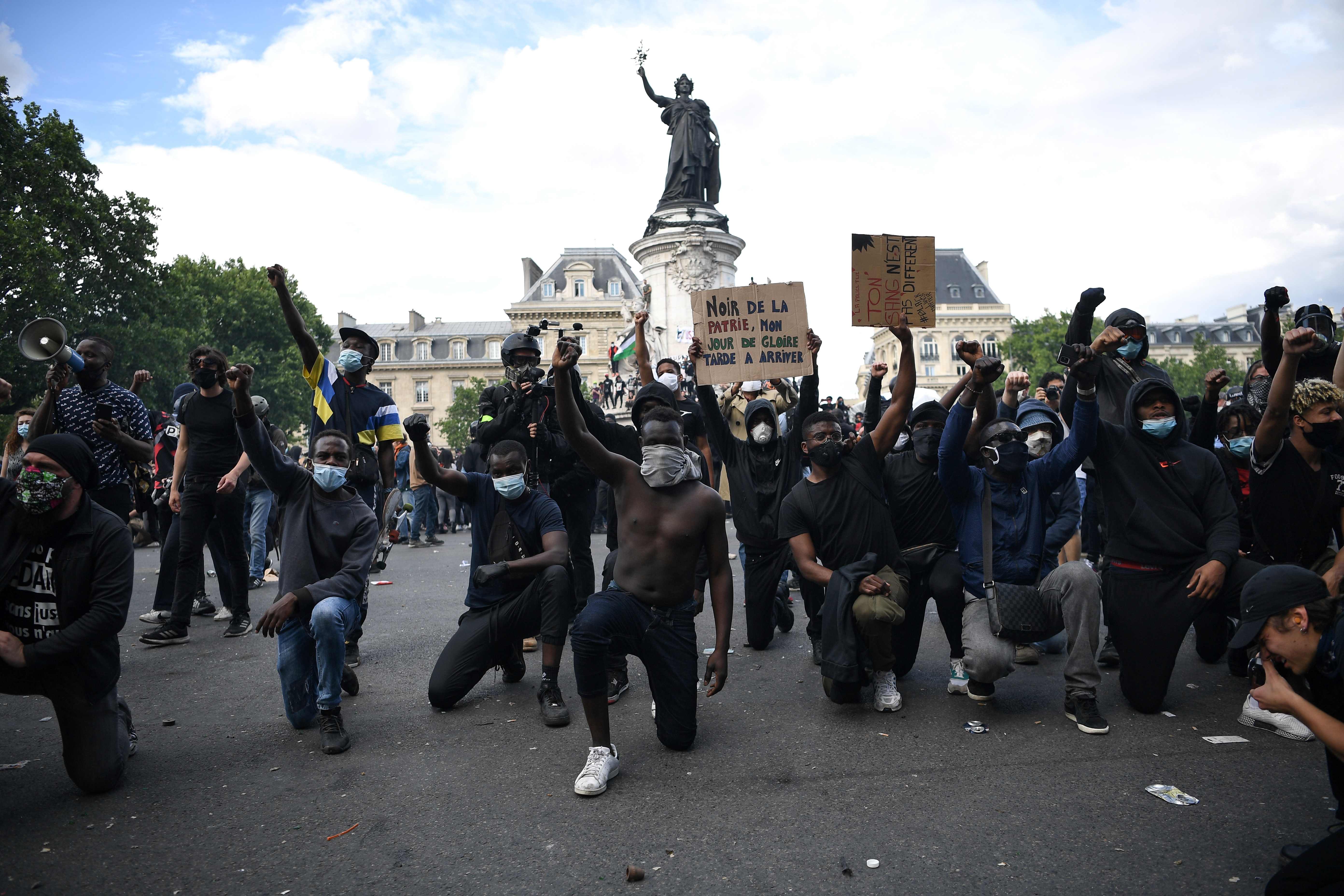  Pria berlutut saat demonstrasi sebagai bagian dari protes di seluruh dunia 'Black Lives Matter' di Place de la Republique, Paris, Sabtu