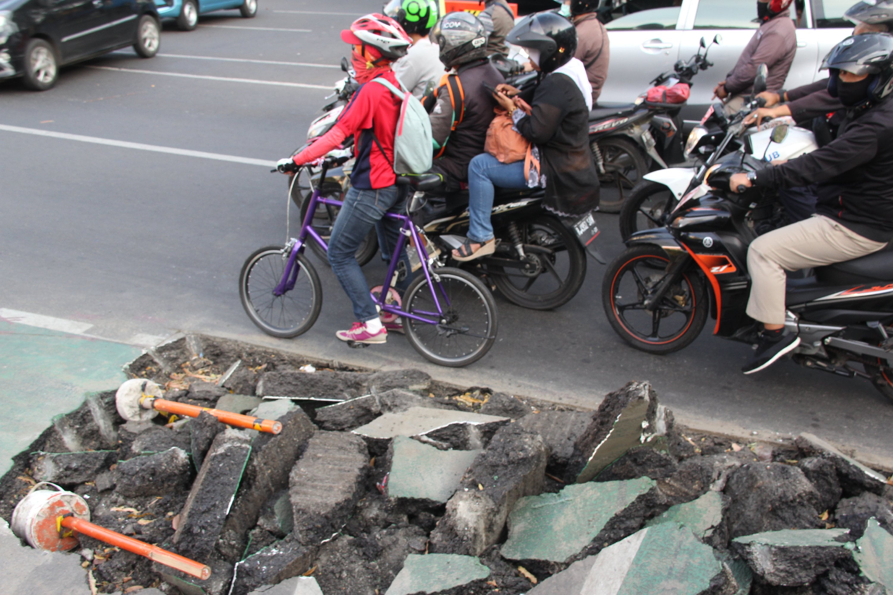Proyek pelebaran trotoar yang berimbas pada pembongkaran jalur sepeda di kawasan Cikini, Jakarta Pusat, Selasa (19/11).