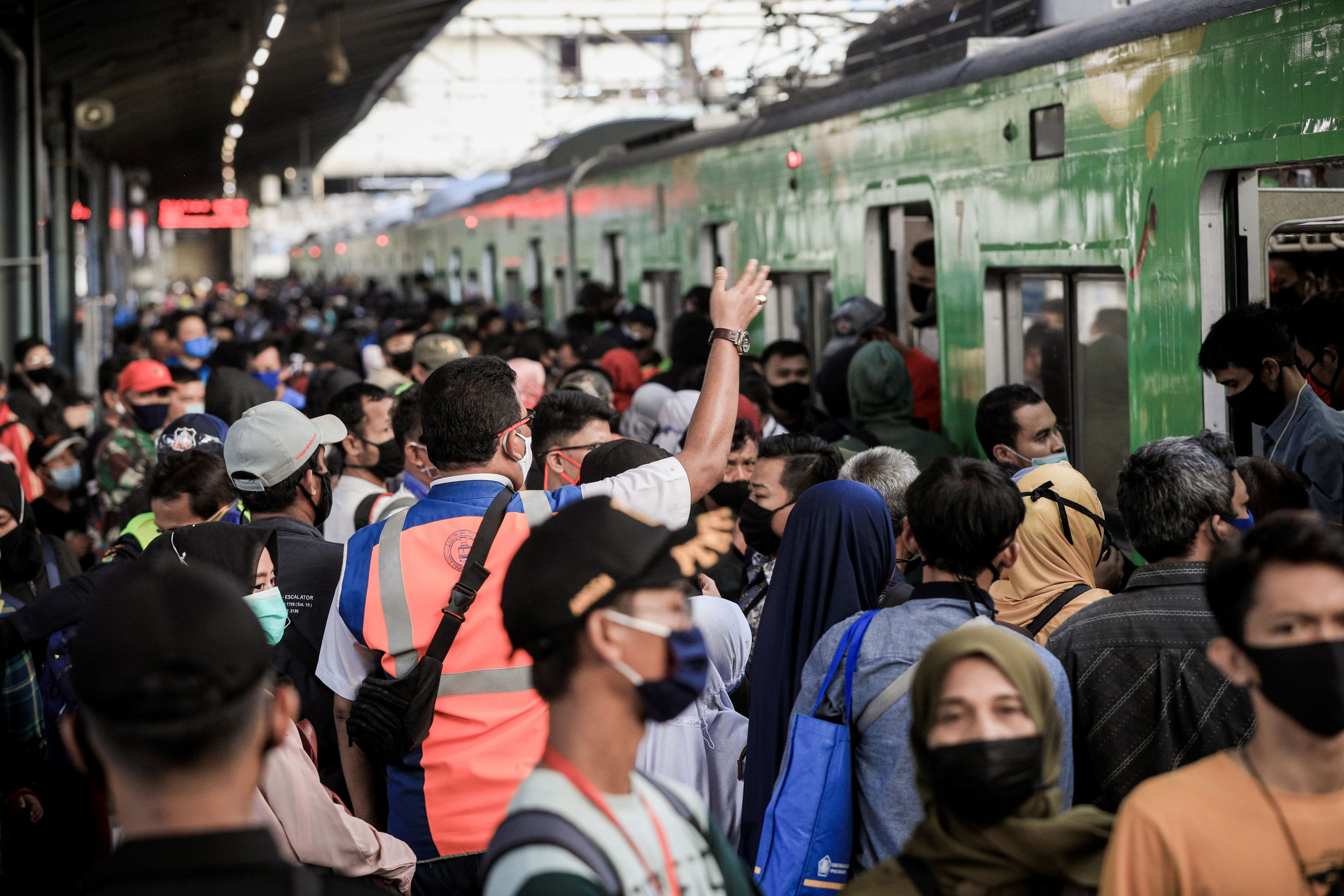 Kepadatan di Stasiuin Tanah Abang pad 30 Mei 2020