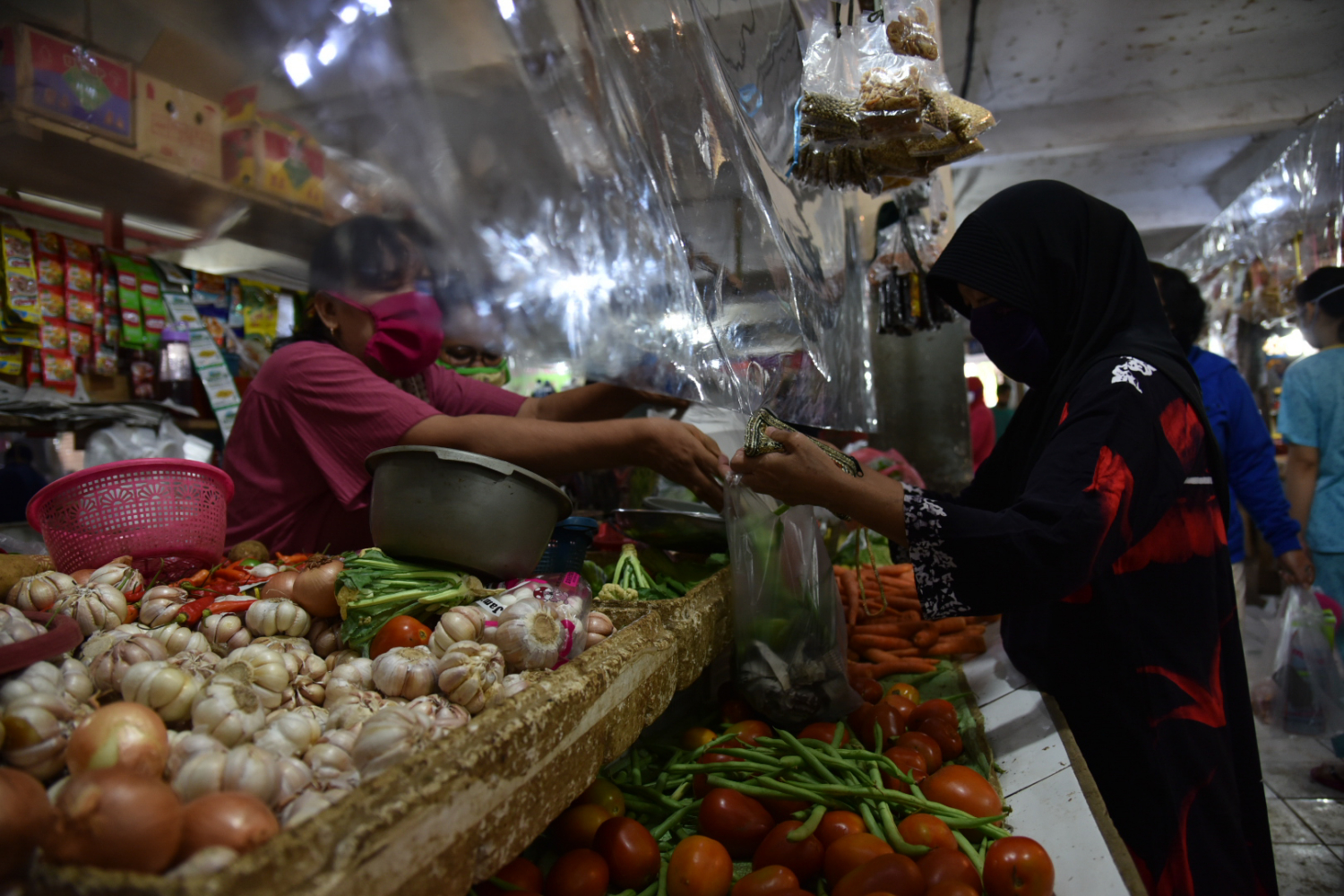 Pasar di Tangerang menggunakan pembatas plastik untuk mencegah penularan covid-19