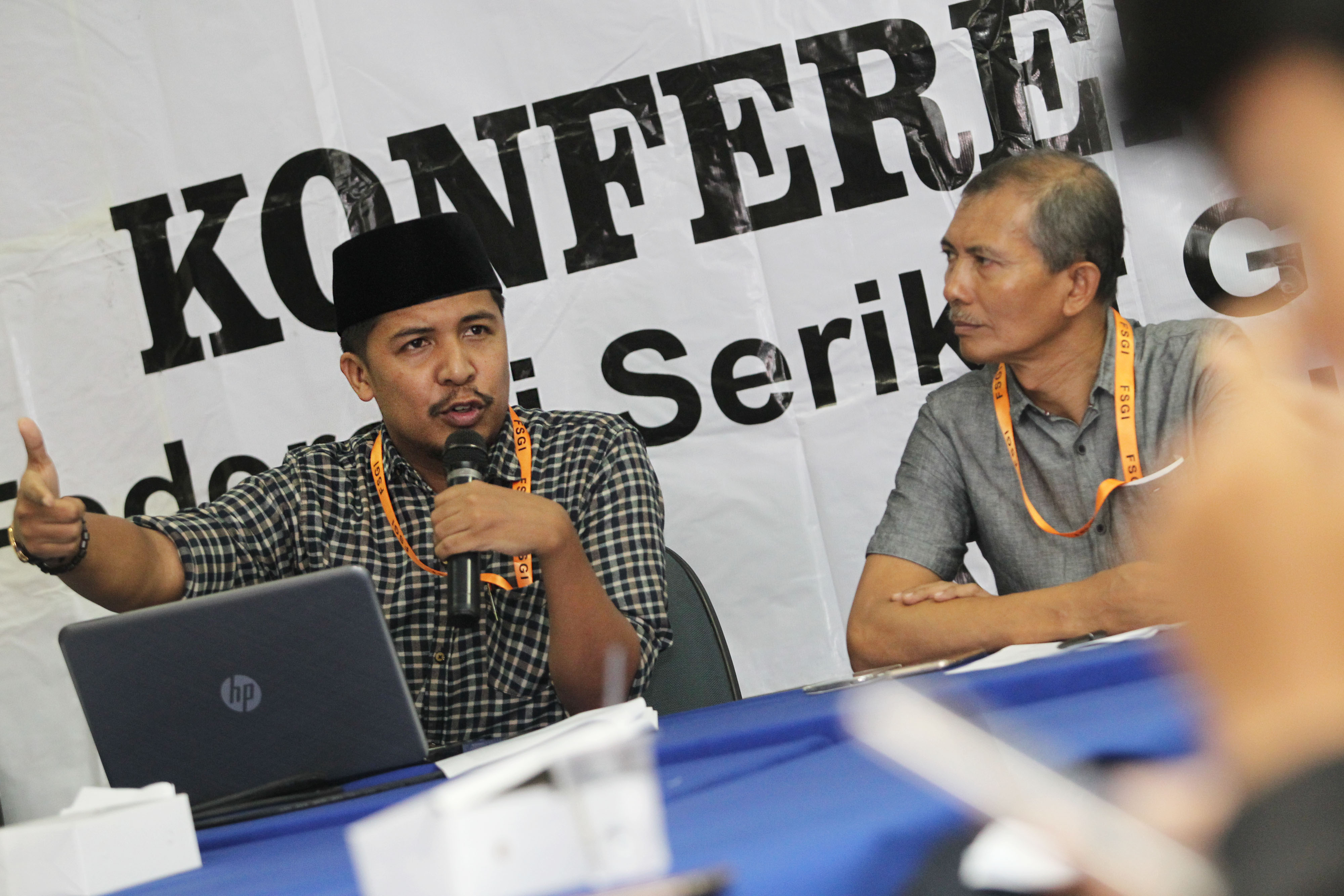 Wasekjen Federasi Serikat Guru Indonesia (FSGI) Satriawan Salim (kiri) didampingi Sekjen FSGI Heru Purnomo (tengah) 